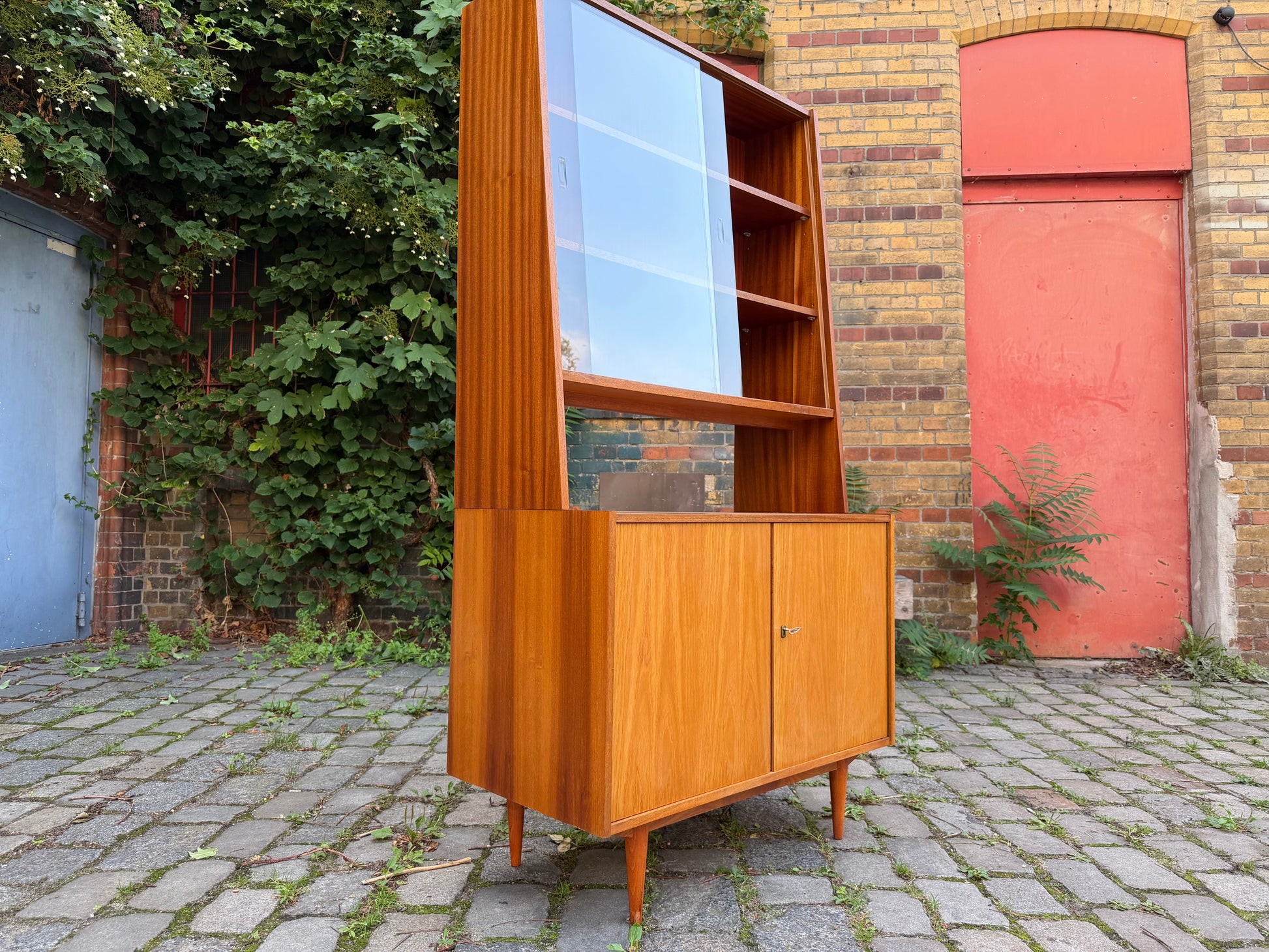 Aufsatzschrank mit Vitrine von VEB Möbelindustrie Halle