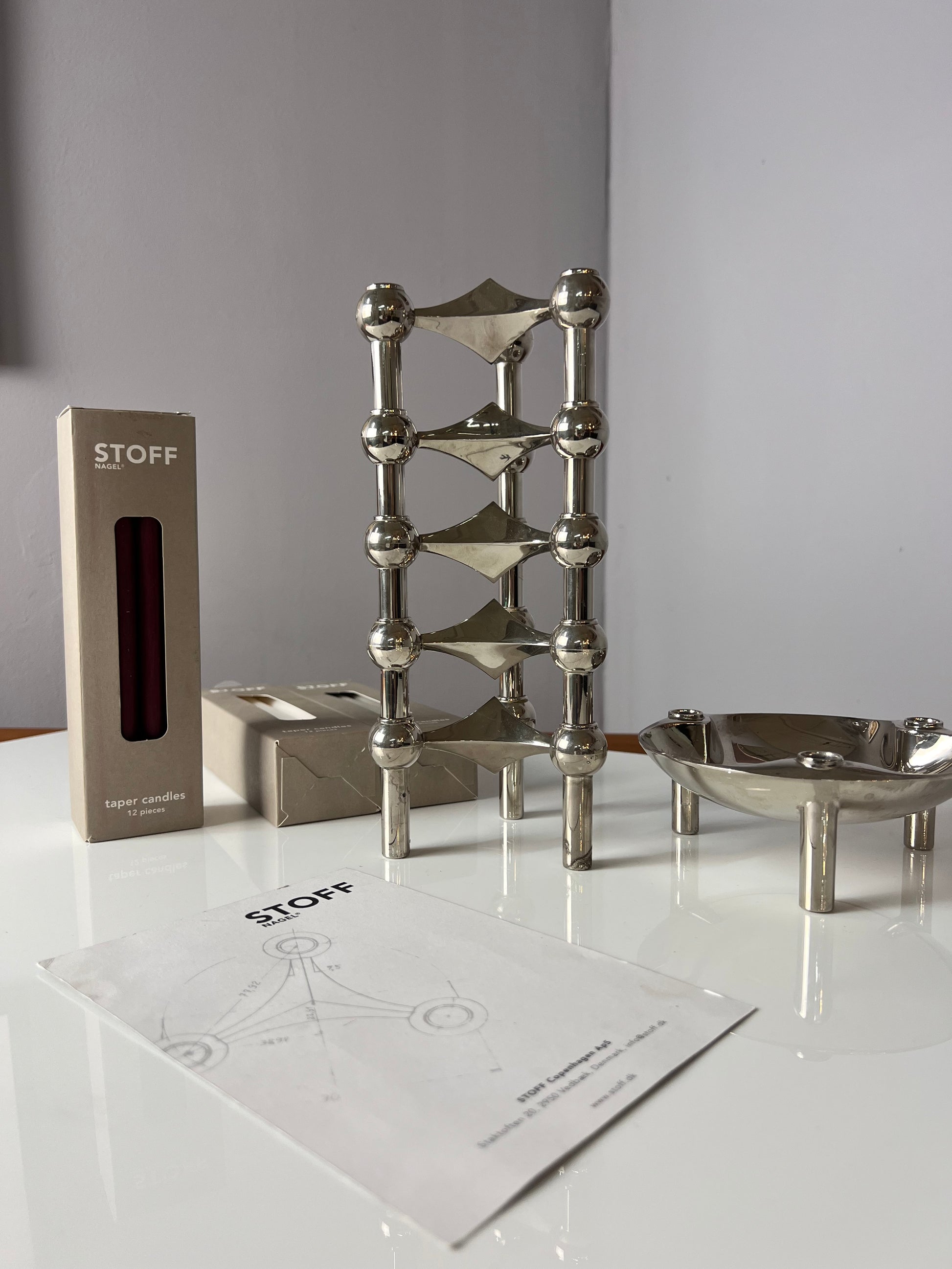 Set: 5 Kerzenständer und 1 Schale mit 3 Packungen Kerzen von Stoff & Nagel