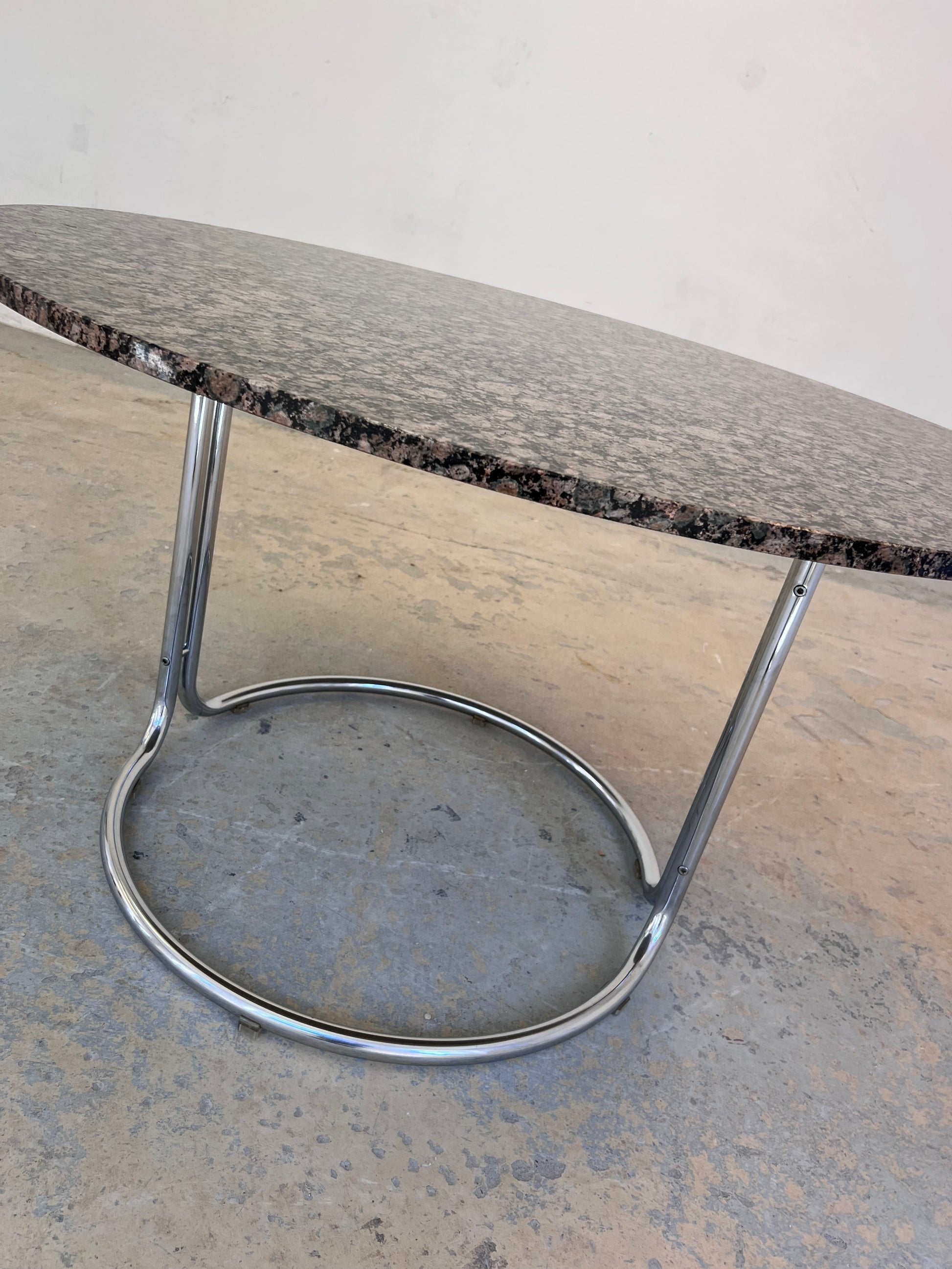 Runder Esstisch Granit Chrom von Giotto Stoppino