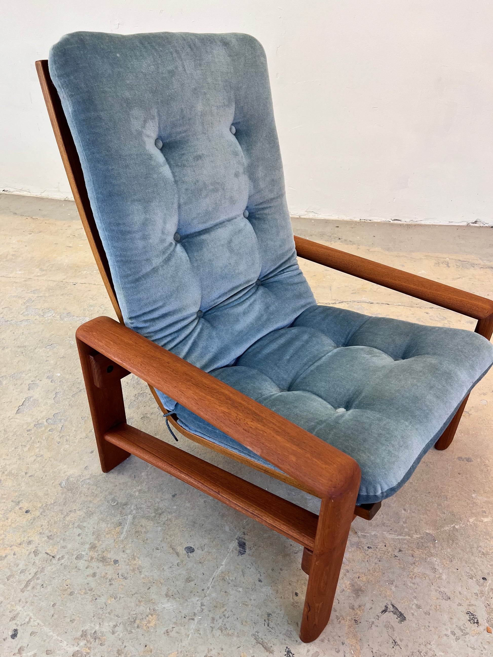 Sessel blau Samt und Teak Hochlehner