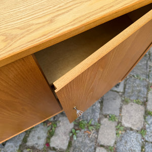Schrank Typ 605 Esche mit neuen Chromfüßen von Hellerau