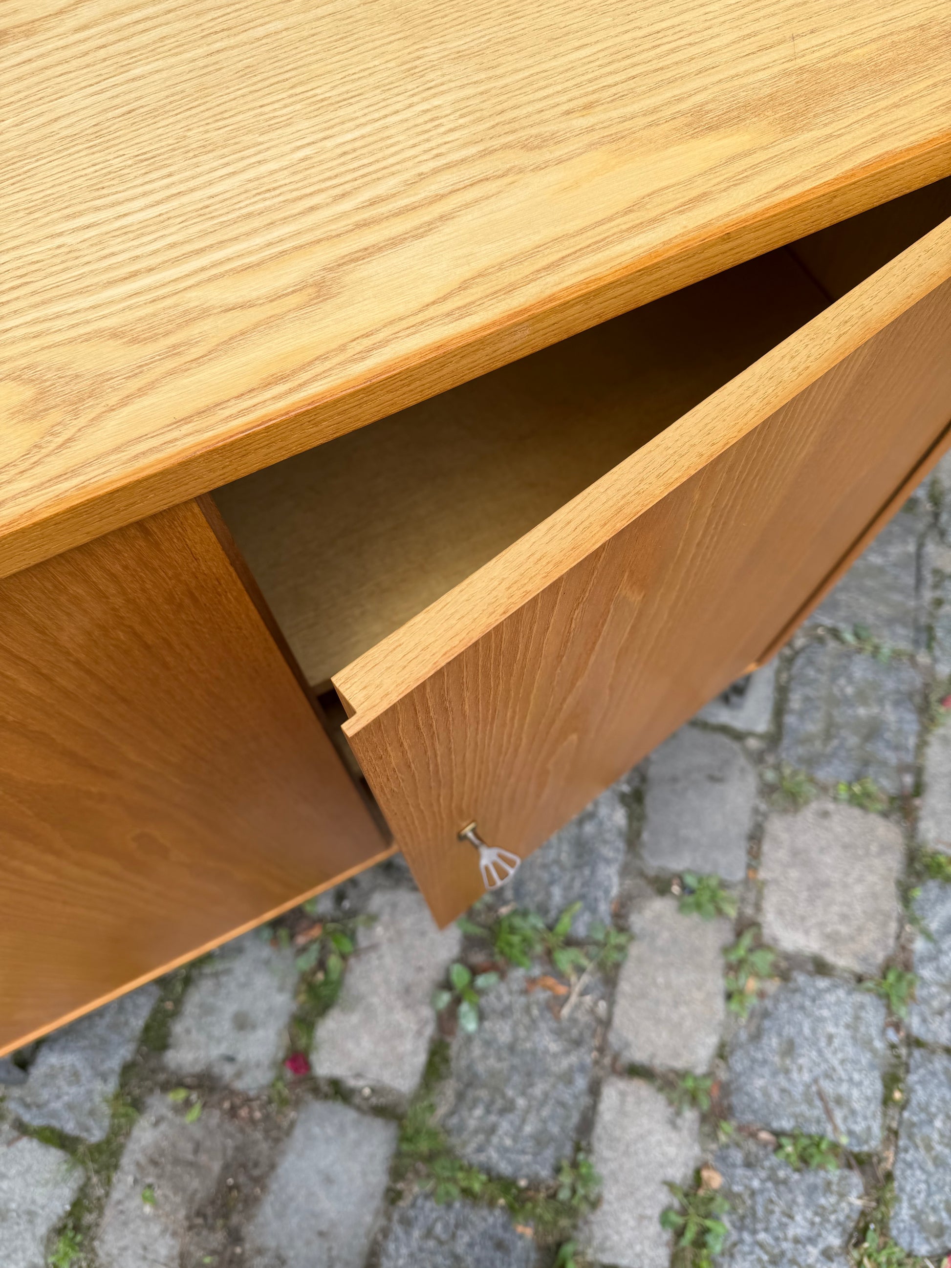 Schrank Typ 605 Esche mit neuen Chromfüßen von Hellerau
