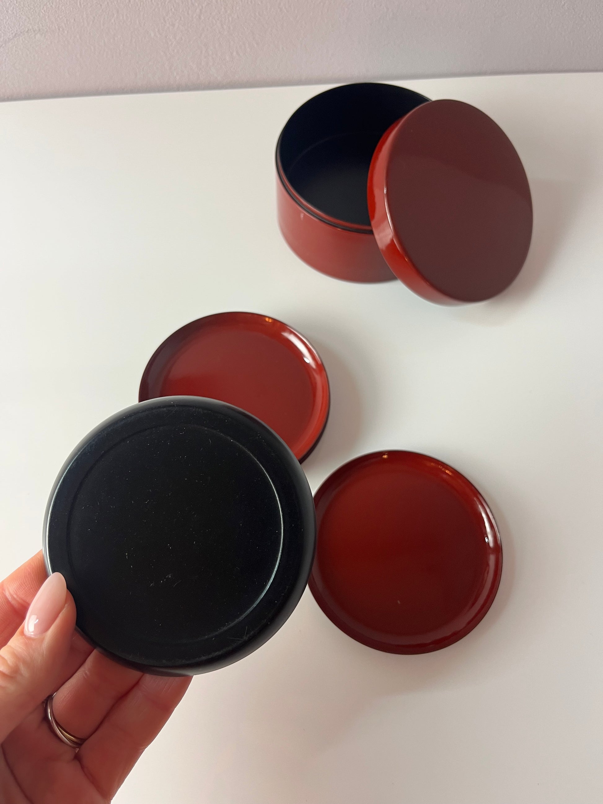 Set: 6x Untersetzer weinrot in Dose von Laurids Lønborg