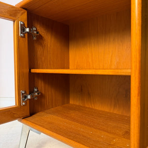 Kleiner Schrank mit Vitrine und Tür rechts von Dyrlund
