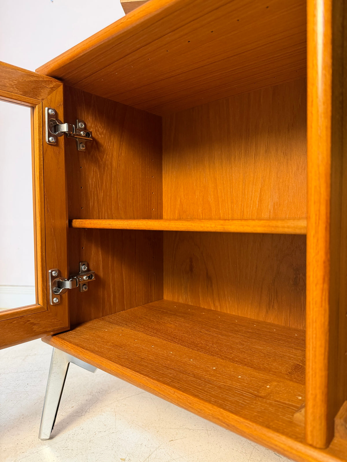 Kleiner Schrank mit Vitrine und Tür rechts von Dyrlund