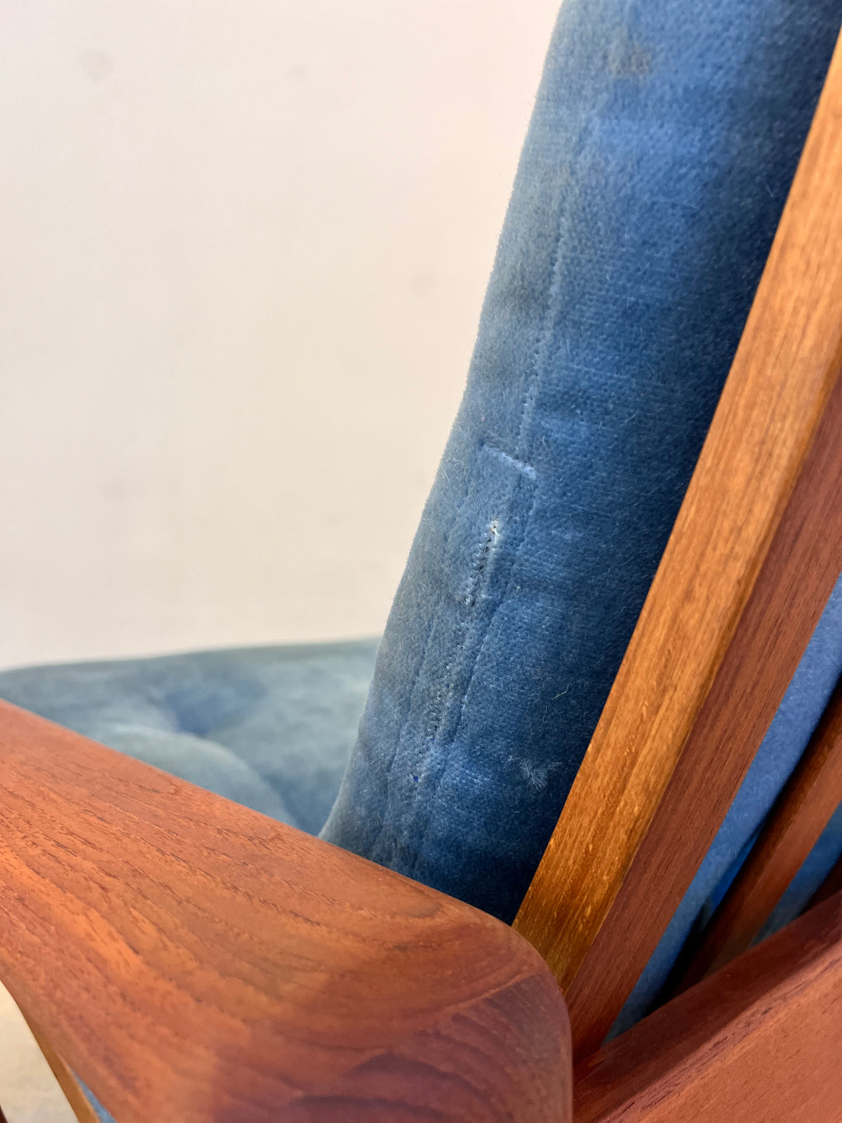 Sessel Loungechair blauer Samt und Teak