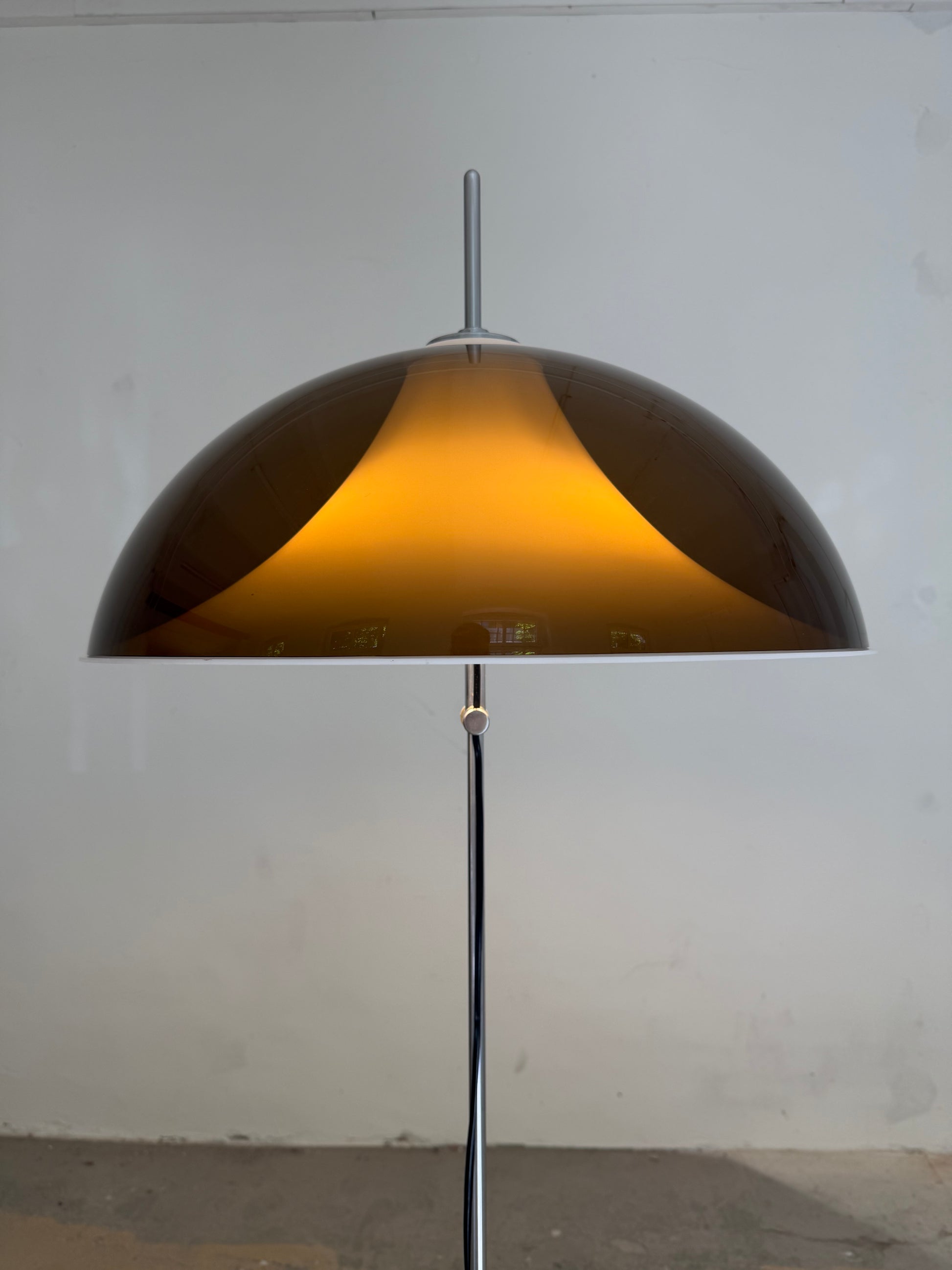 Stehlampe braun weiß Acryl Chrom von Elio Martinelli