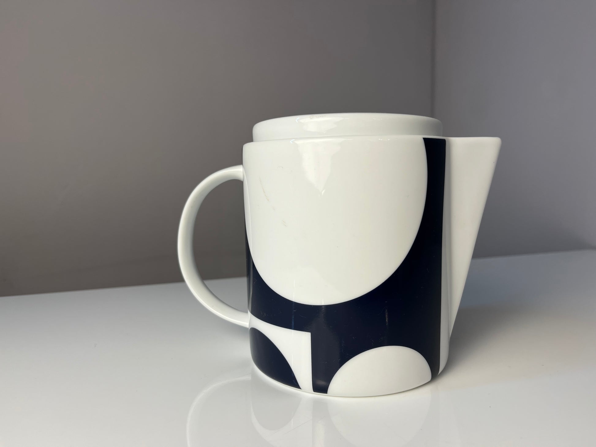 Teekanne dunkelblau weiß mit "Geometry 1" Print von Verner Panton für Menu