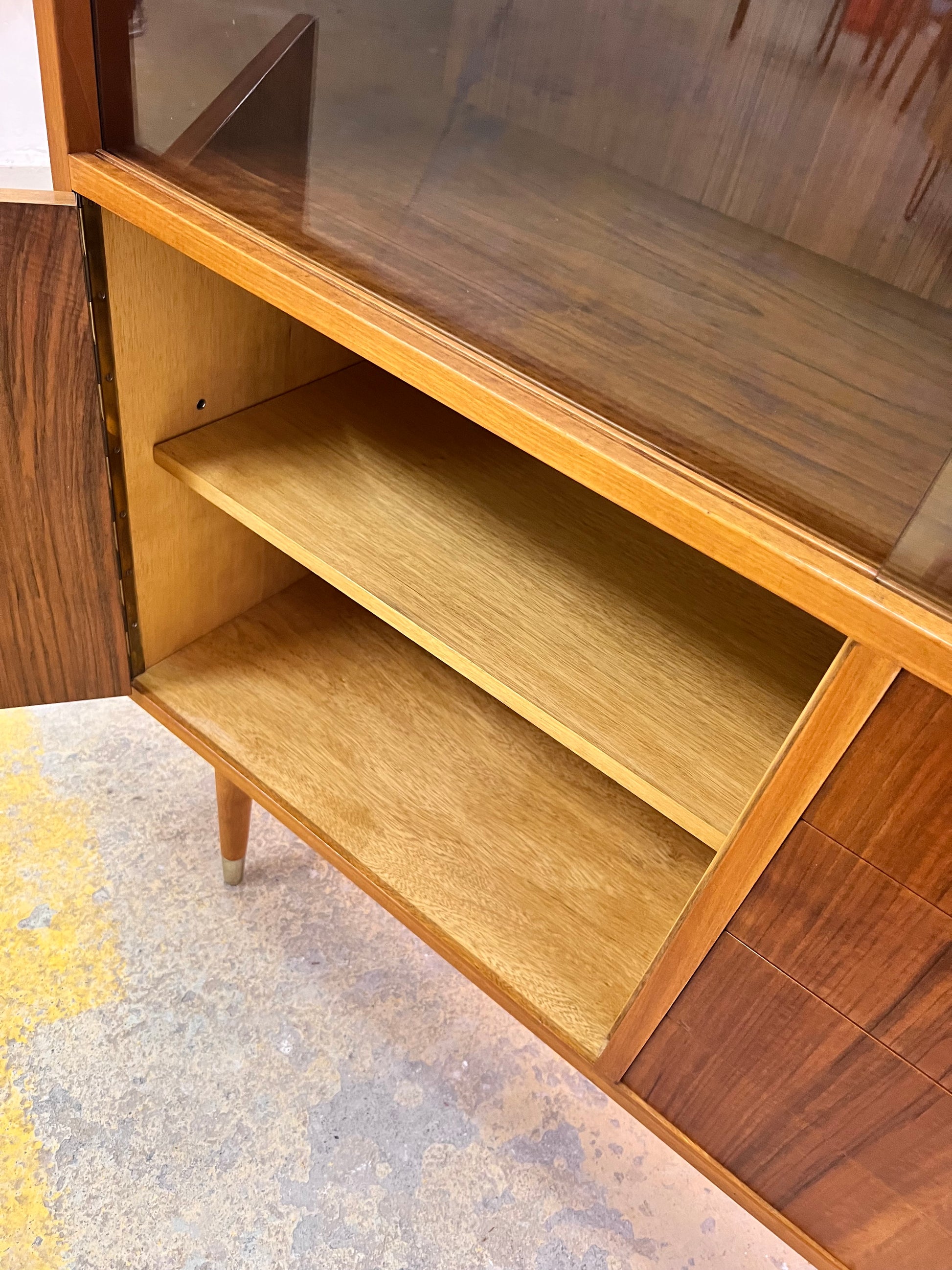 Vitrinenschrank Nussbaum von Deutsche Werkstätten Hellerau