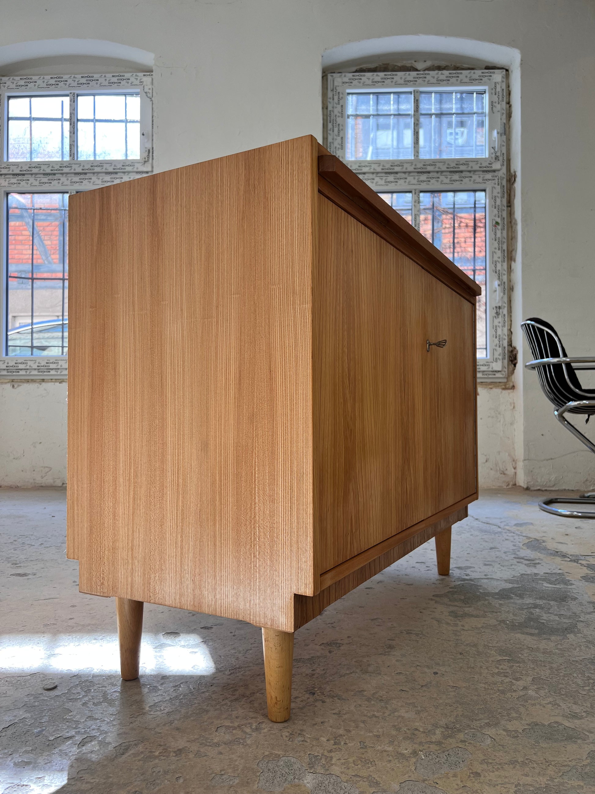 Schrank mit Auszug von Hellerau