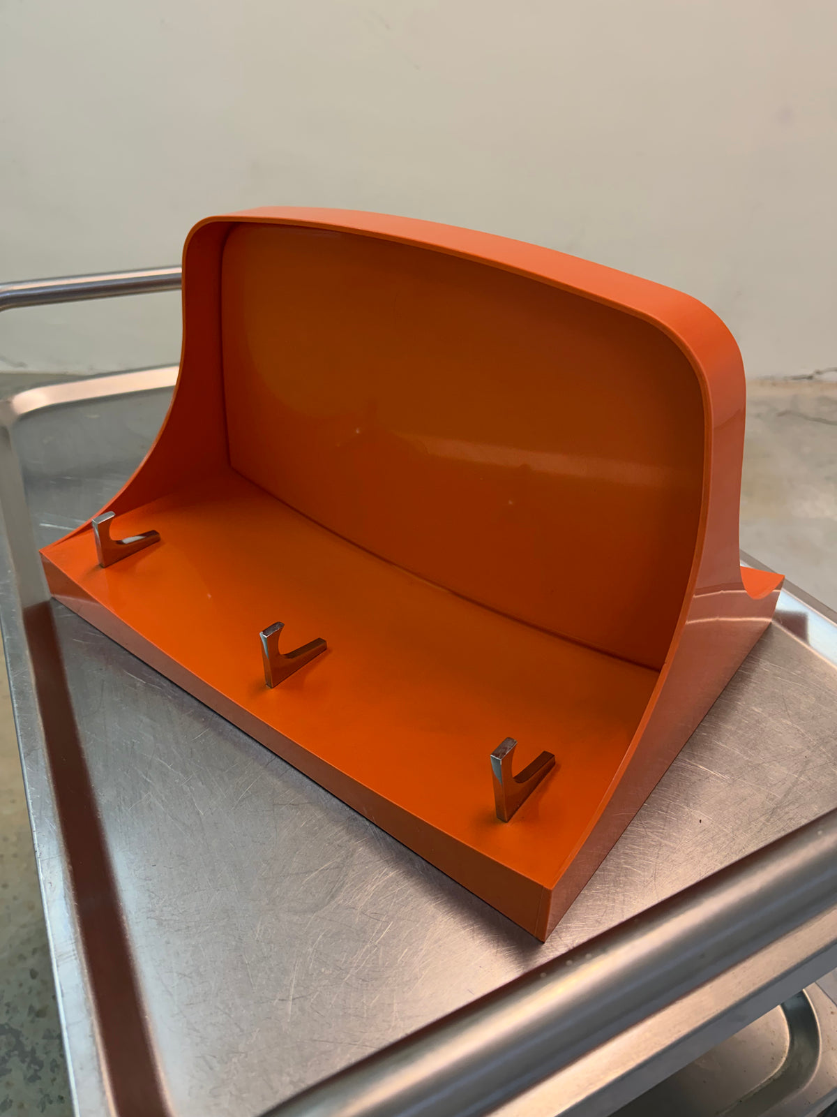 Wandregal orange Kunststoff mit Garderobenhaken