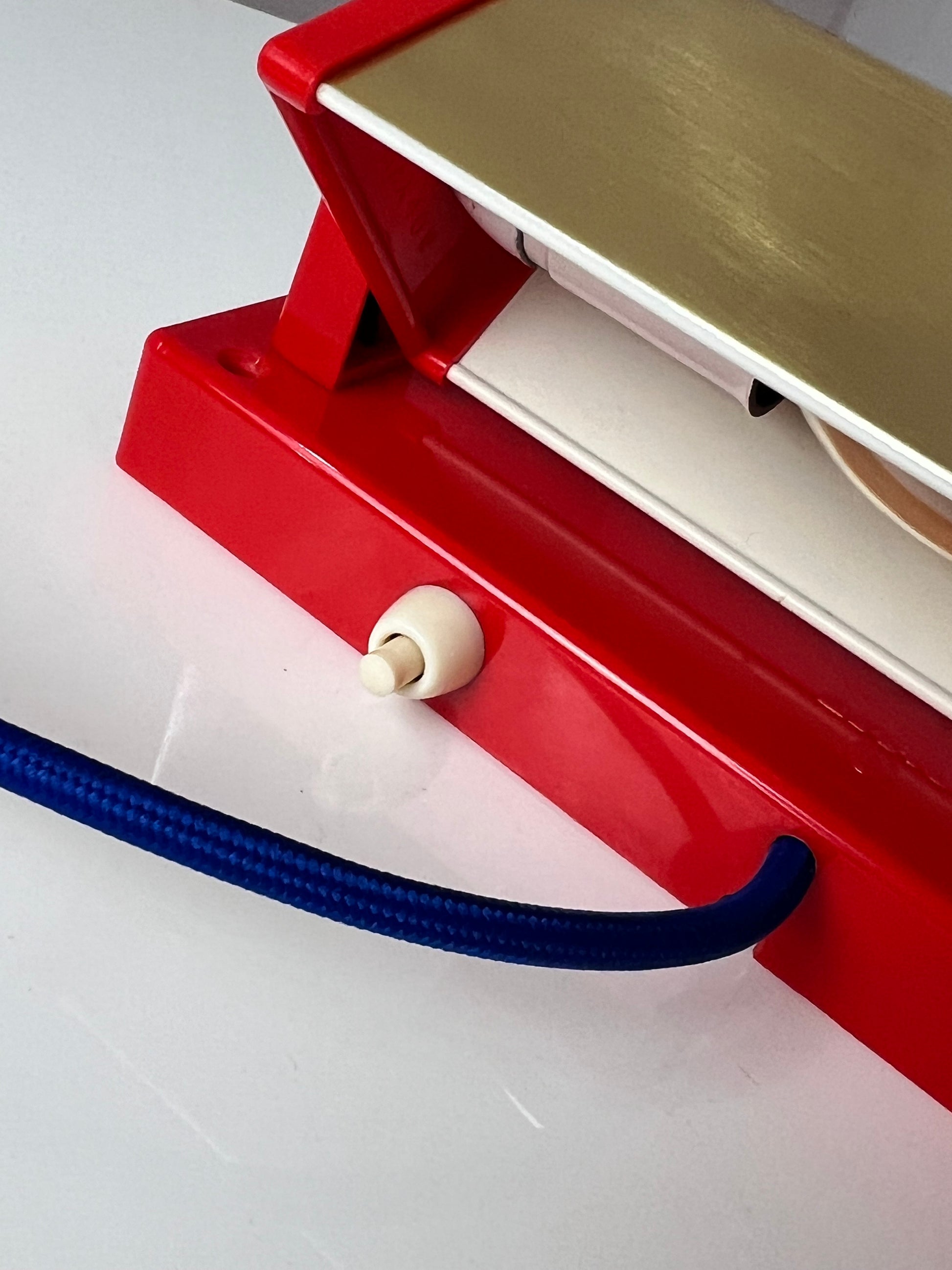 Wandleuchte rot gold von Lyfa Dänemark