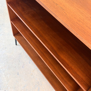 Regal Teak mit neuen Metallfüßen von IDEE Möbel
