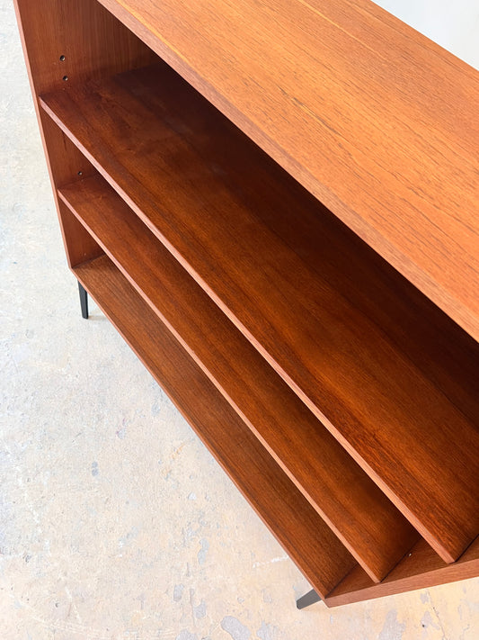 Regal Teak mit neuen Metallfüßen von IDEE Möbel