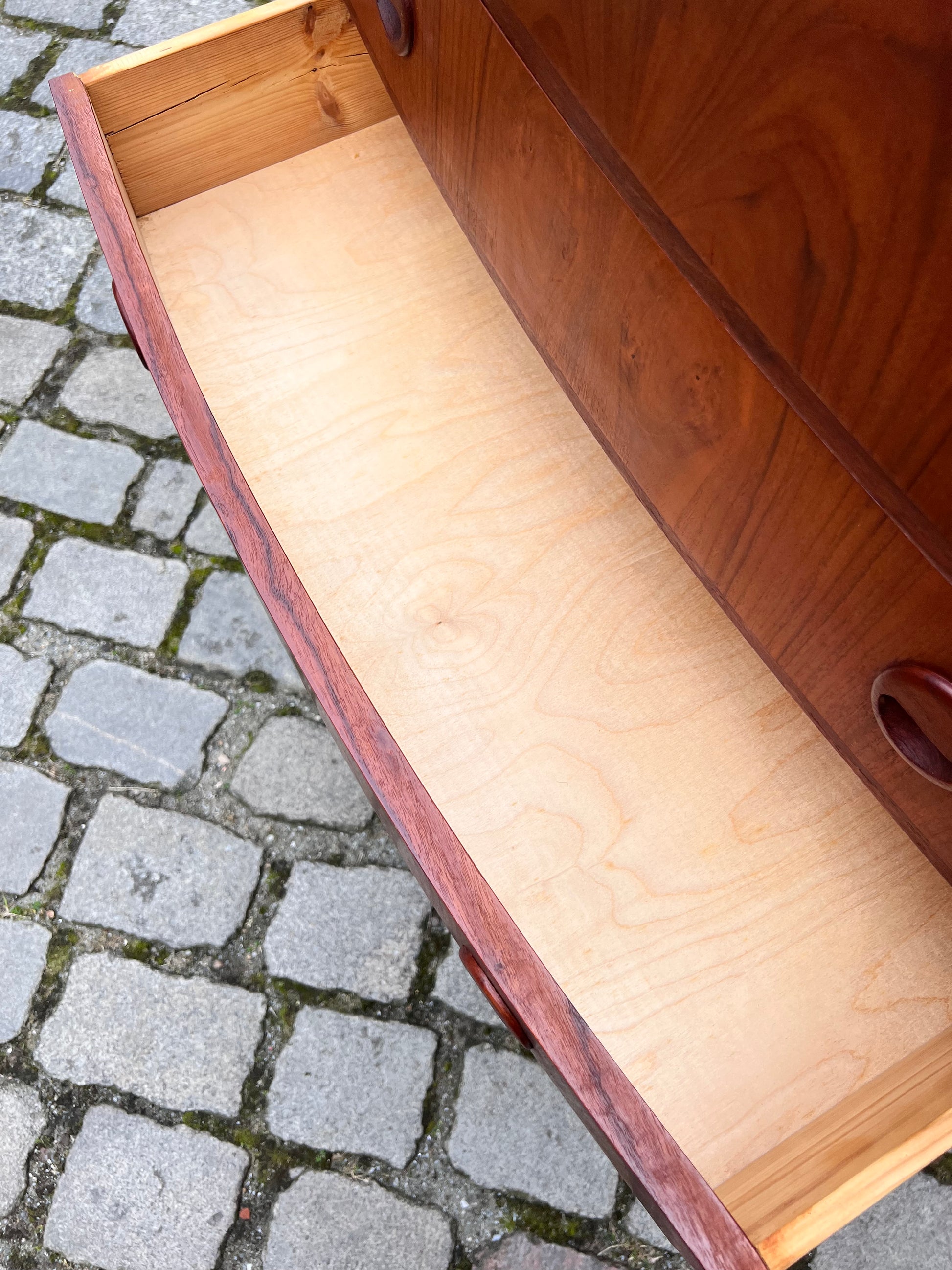 Kommode Teak mit gerundeter Front aus Dänemark