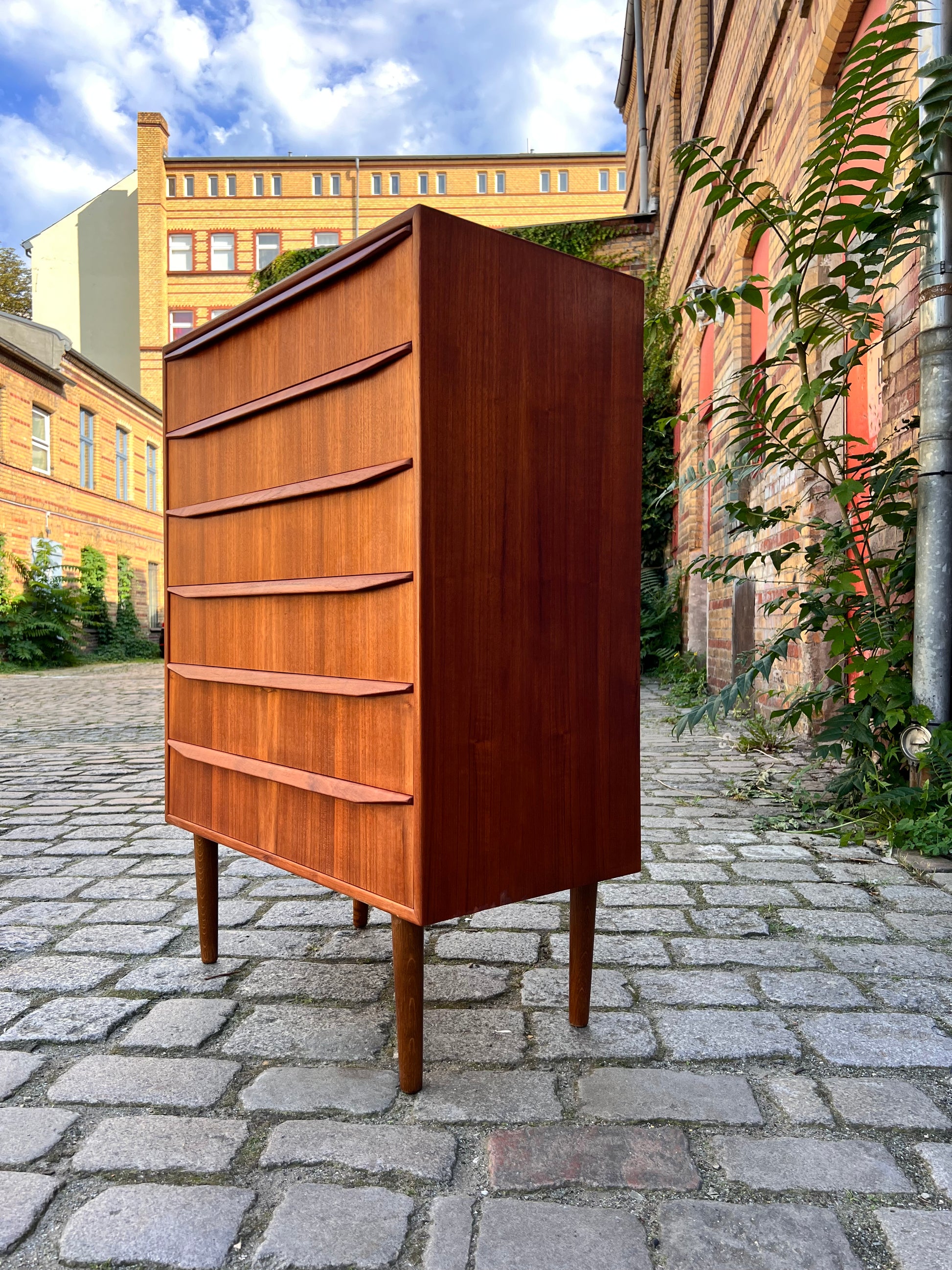 Kommode Teak mit durchgängigen Griffen