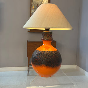 Tischlampe Fat Lava mit Naturseidenschirm orange braun Keramik von JASBA