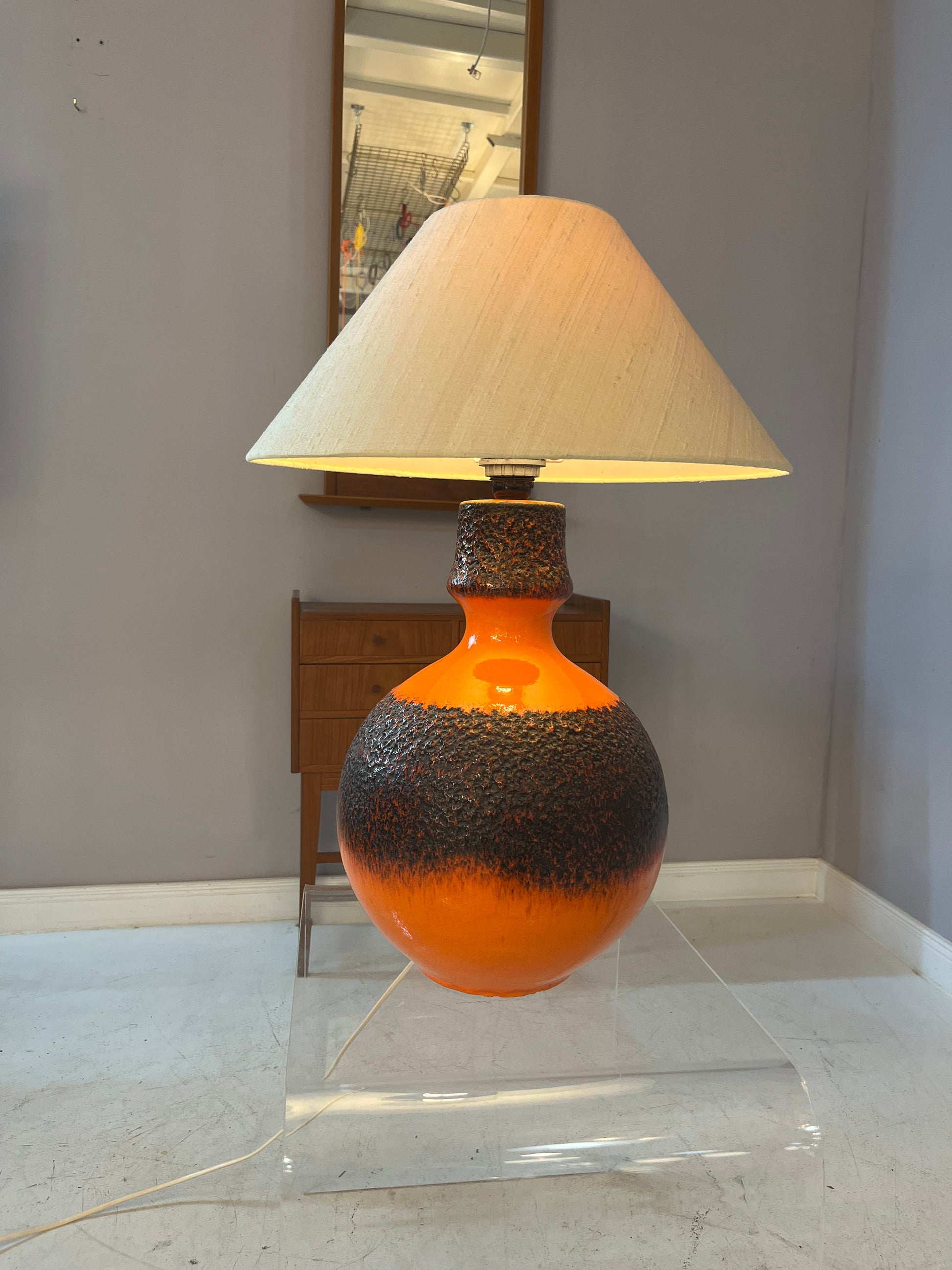 Tischlampe Fat Lava mit Naturseidenschirm orange braun Keramik von JASBA