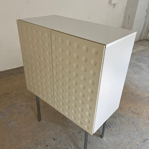Highboard weiß mit kreisförmigem Reliefmuster & Minibar aus Belgien