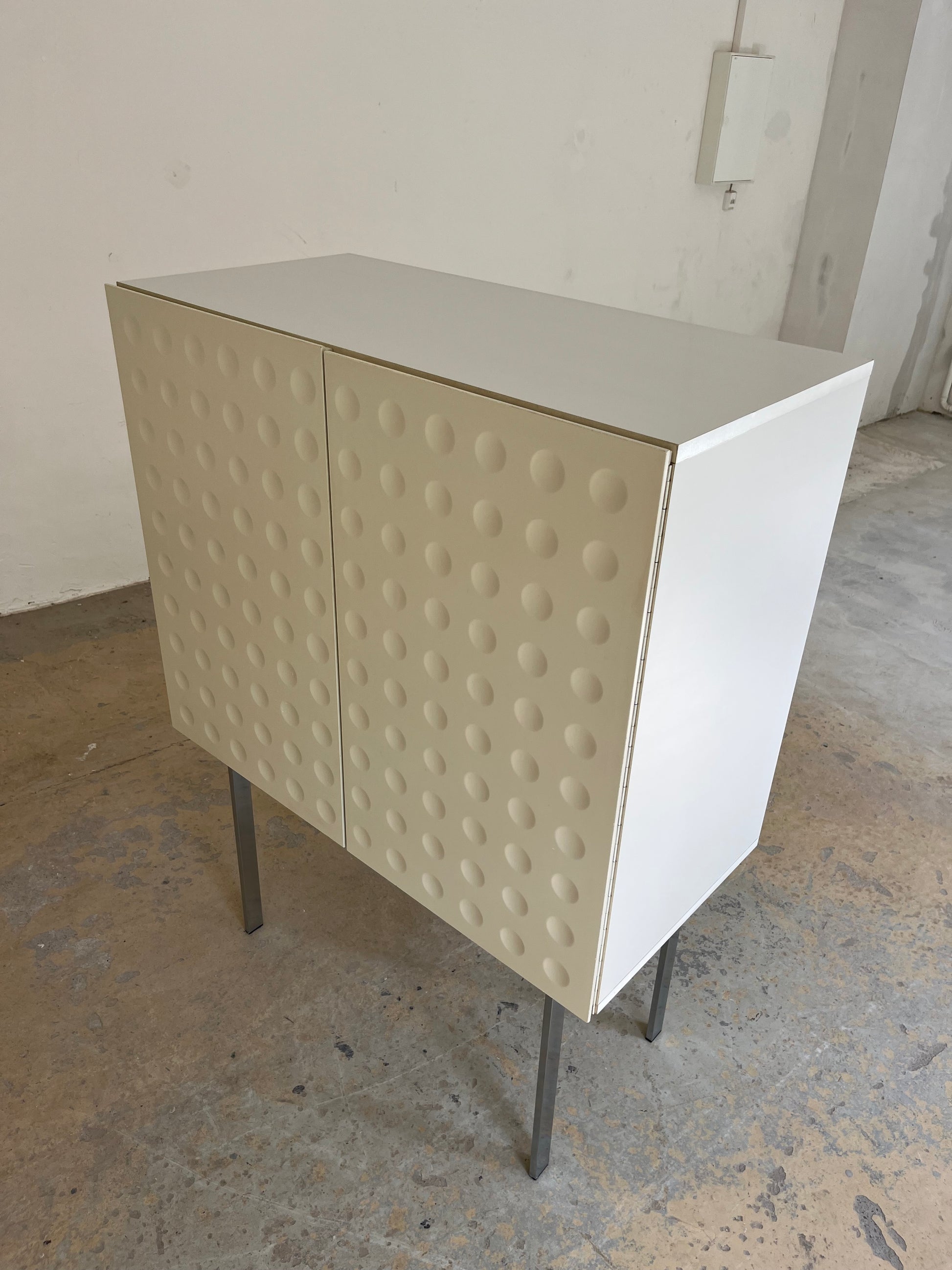 Highboard weiß mit kreisförmigem Reliefmuster & Minibar aus Belgien