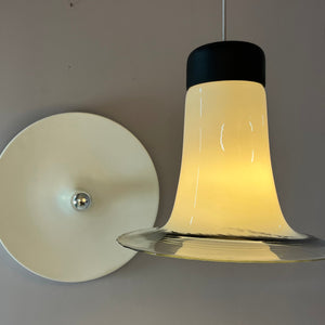 Trompetenlampe schwarz weiß Glas von Peill & Putzler