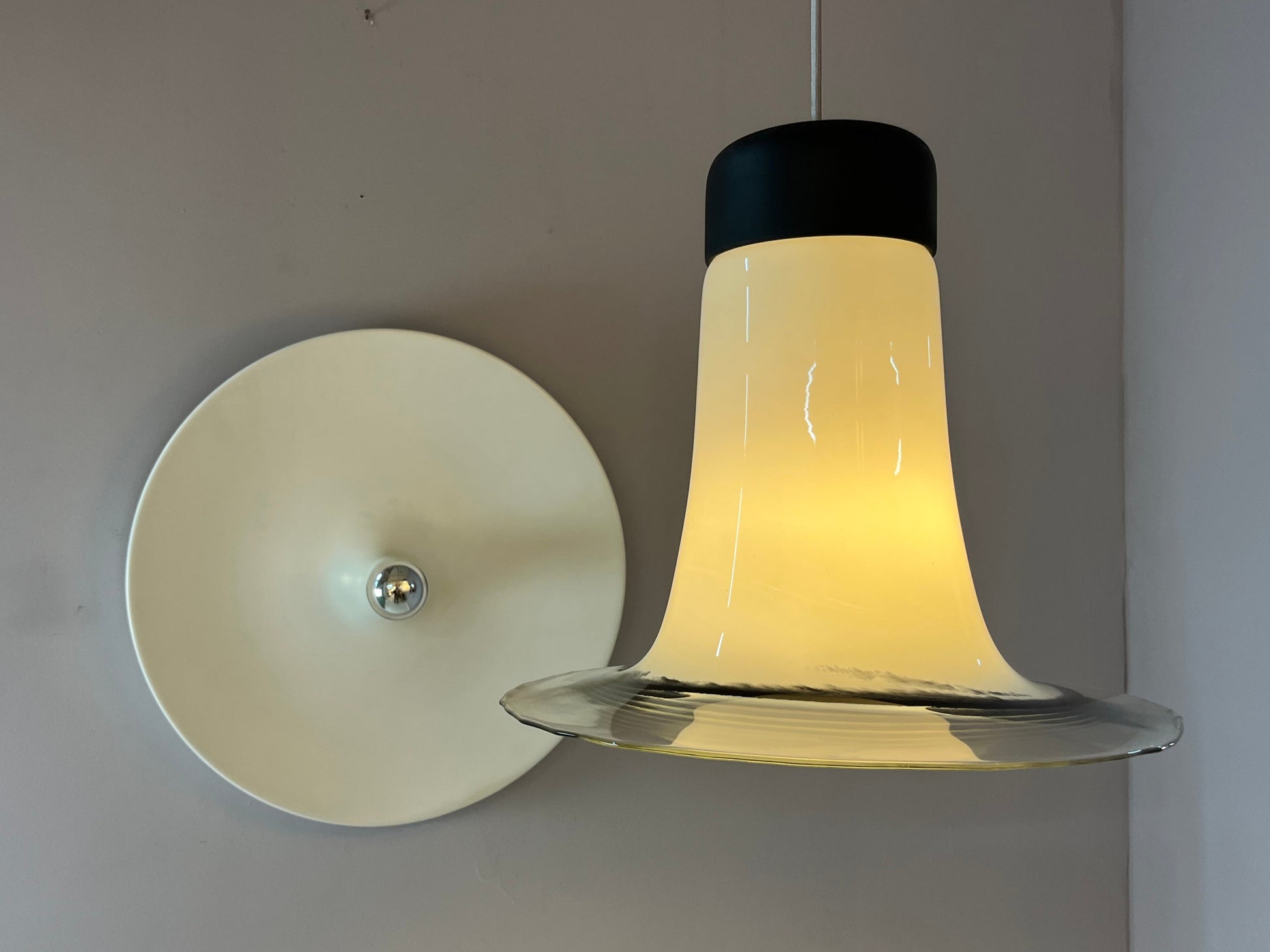 Trompetenlampe schwarz weiß Glas von Peill & Putzler