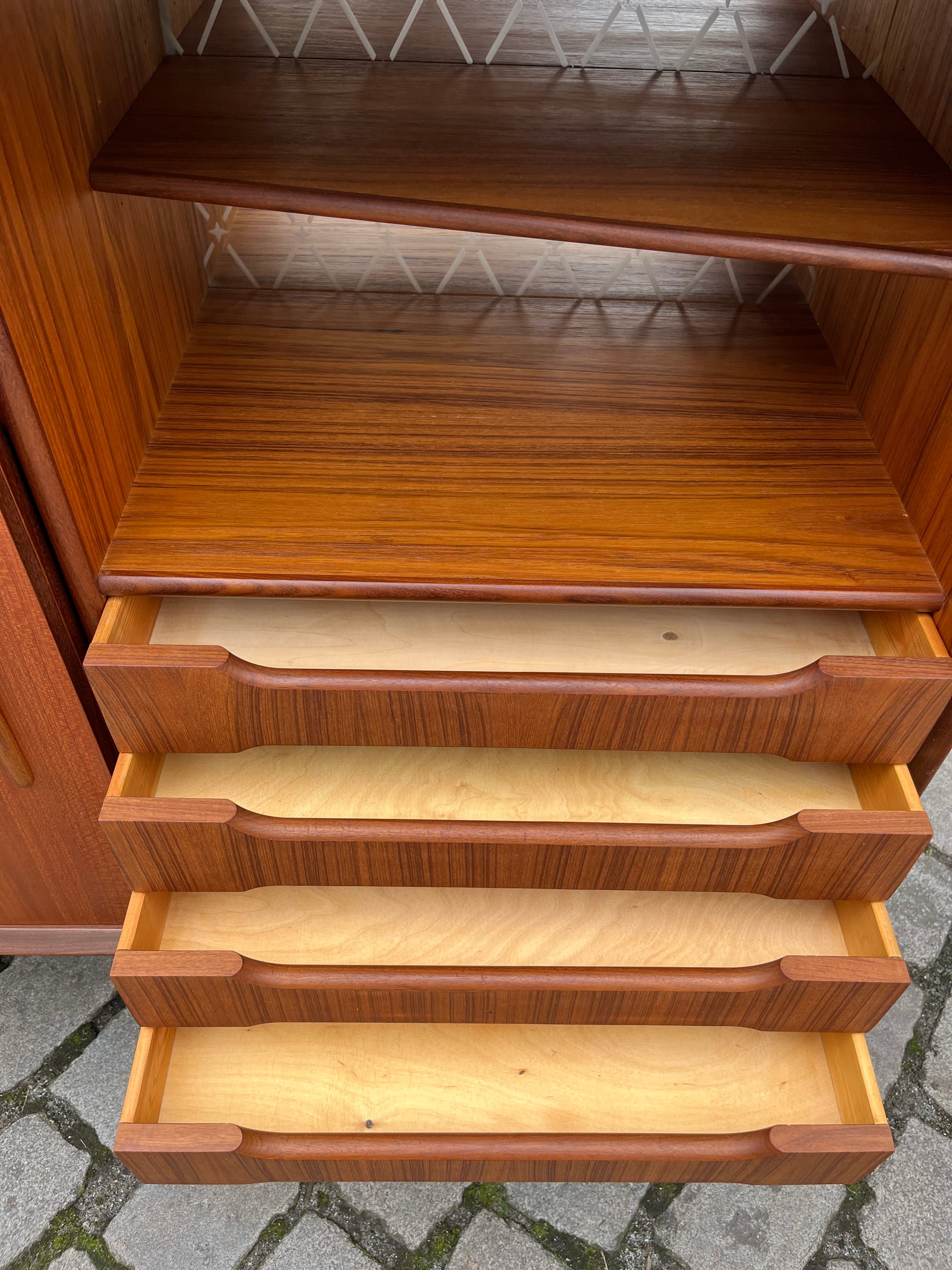 Highboard Teak mit schrägen Griffen aus Dänemark