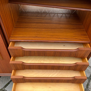 Highboard Teak mit schrägen Griffen aus Dänemark