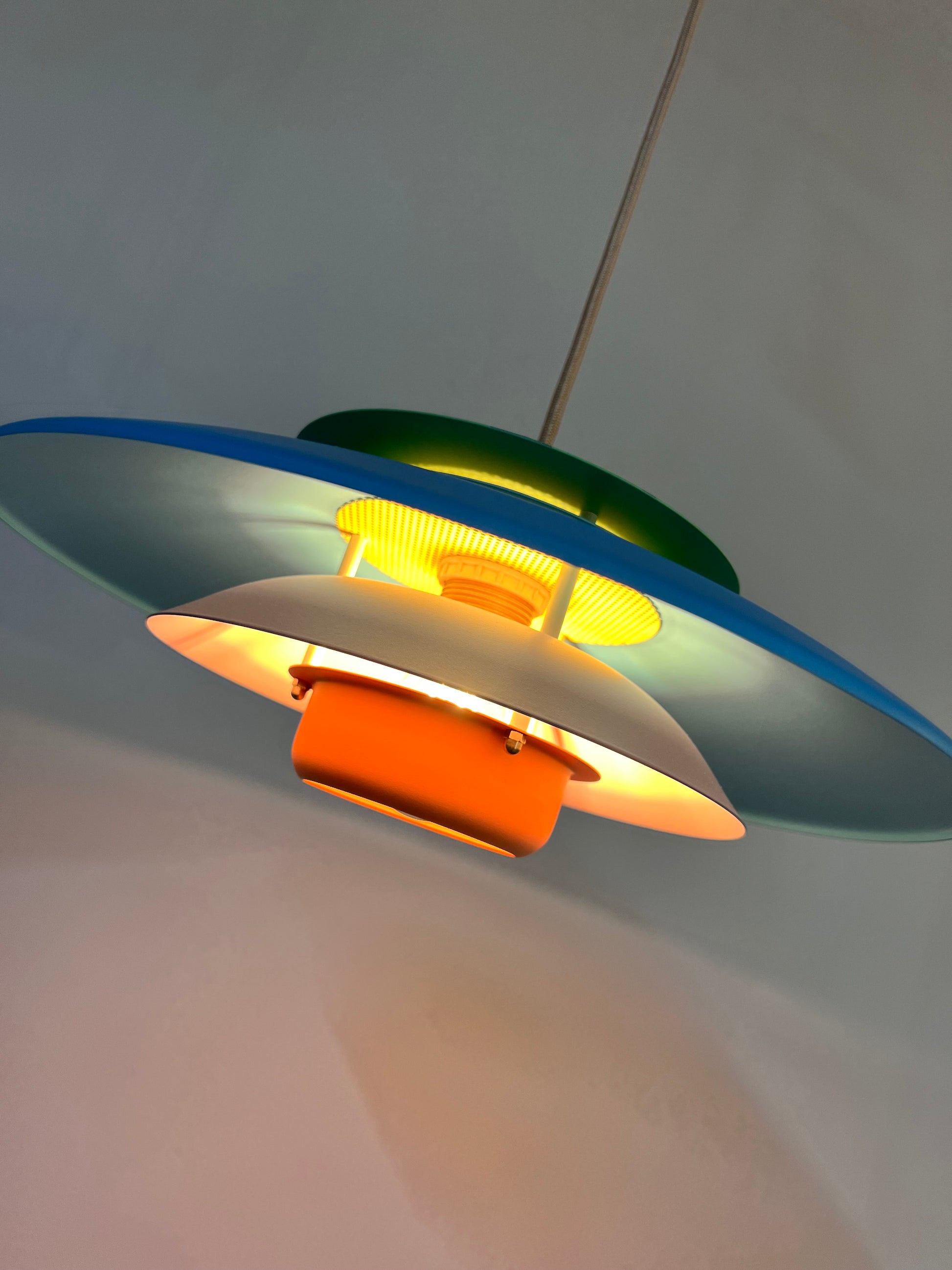 Lamellenlampe neu lackiert, Dänemark