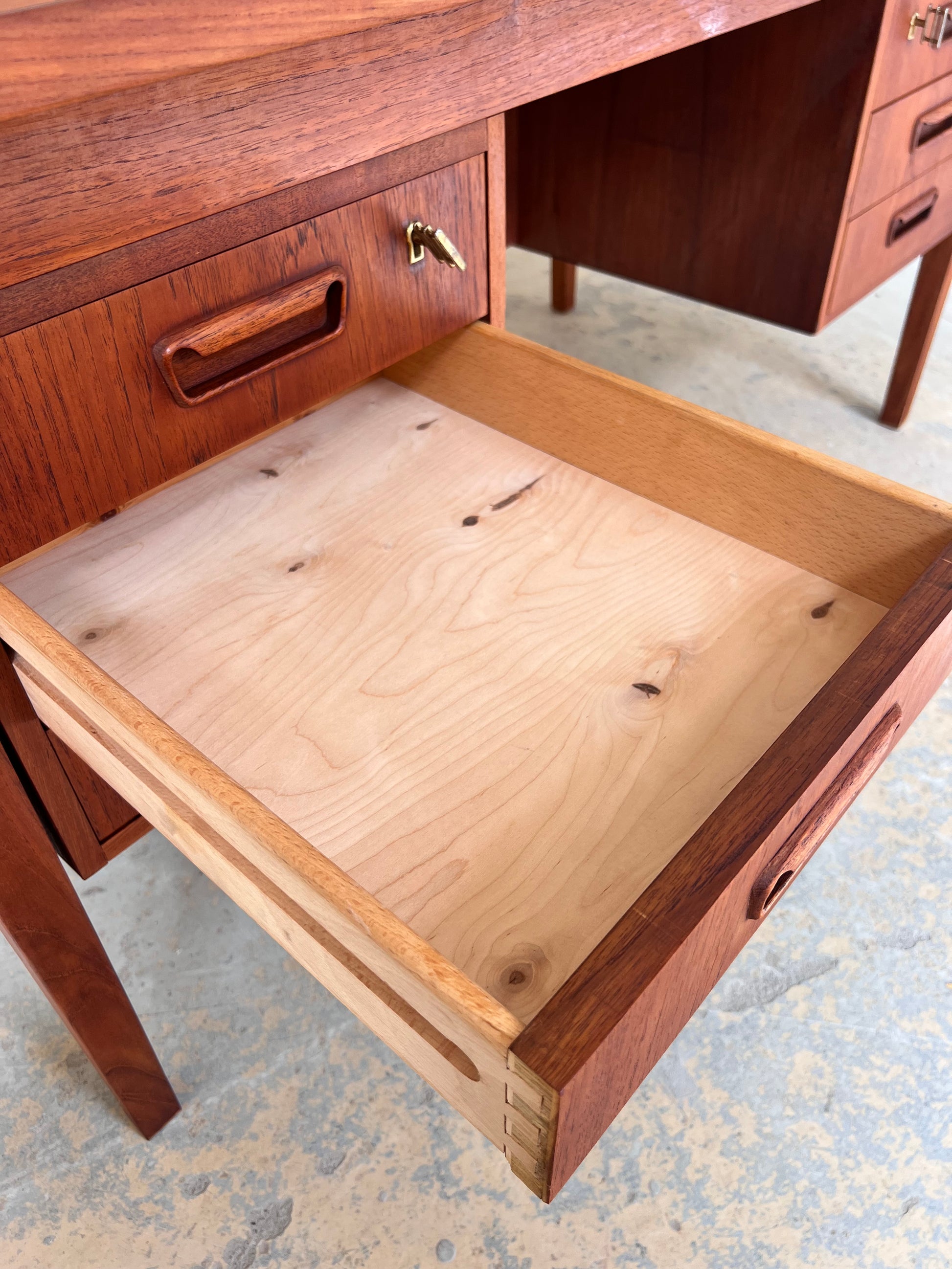 Freistehender Schreibtisch Teak aus Dänemark Sigh & Søns Møbler