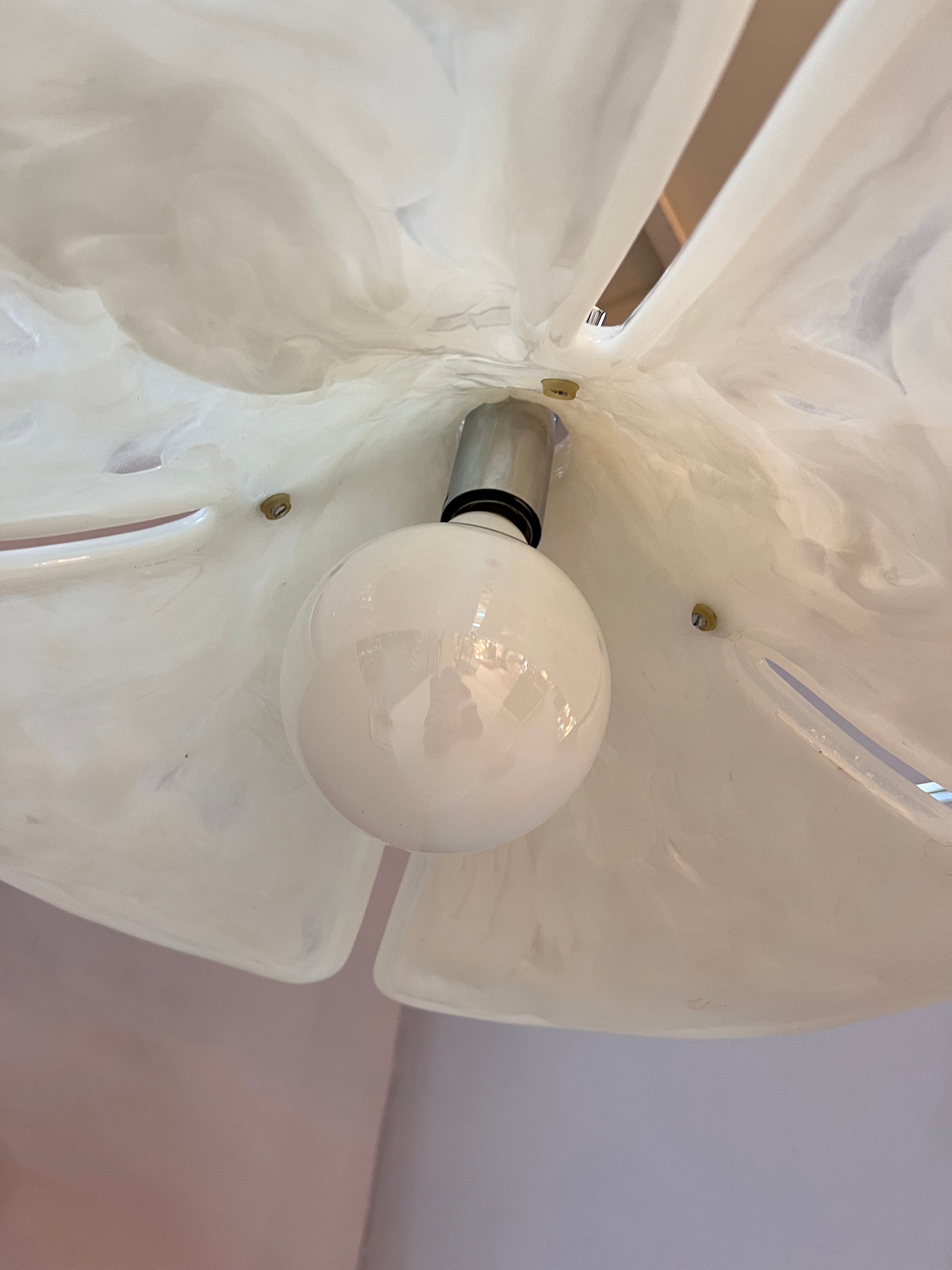 Hängelampe Blume weiß Chrom Kunststoff handgearbeitet von COSACK
