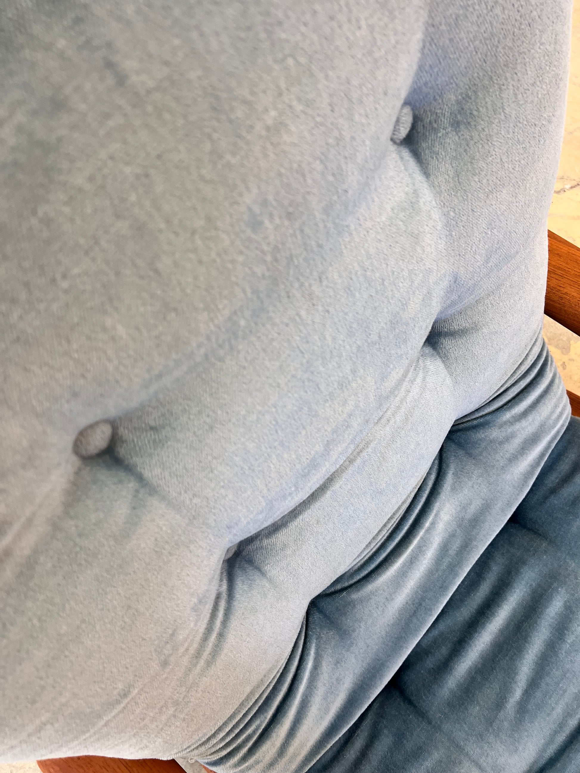 Sessel blau Samt und Teak Hochlehner