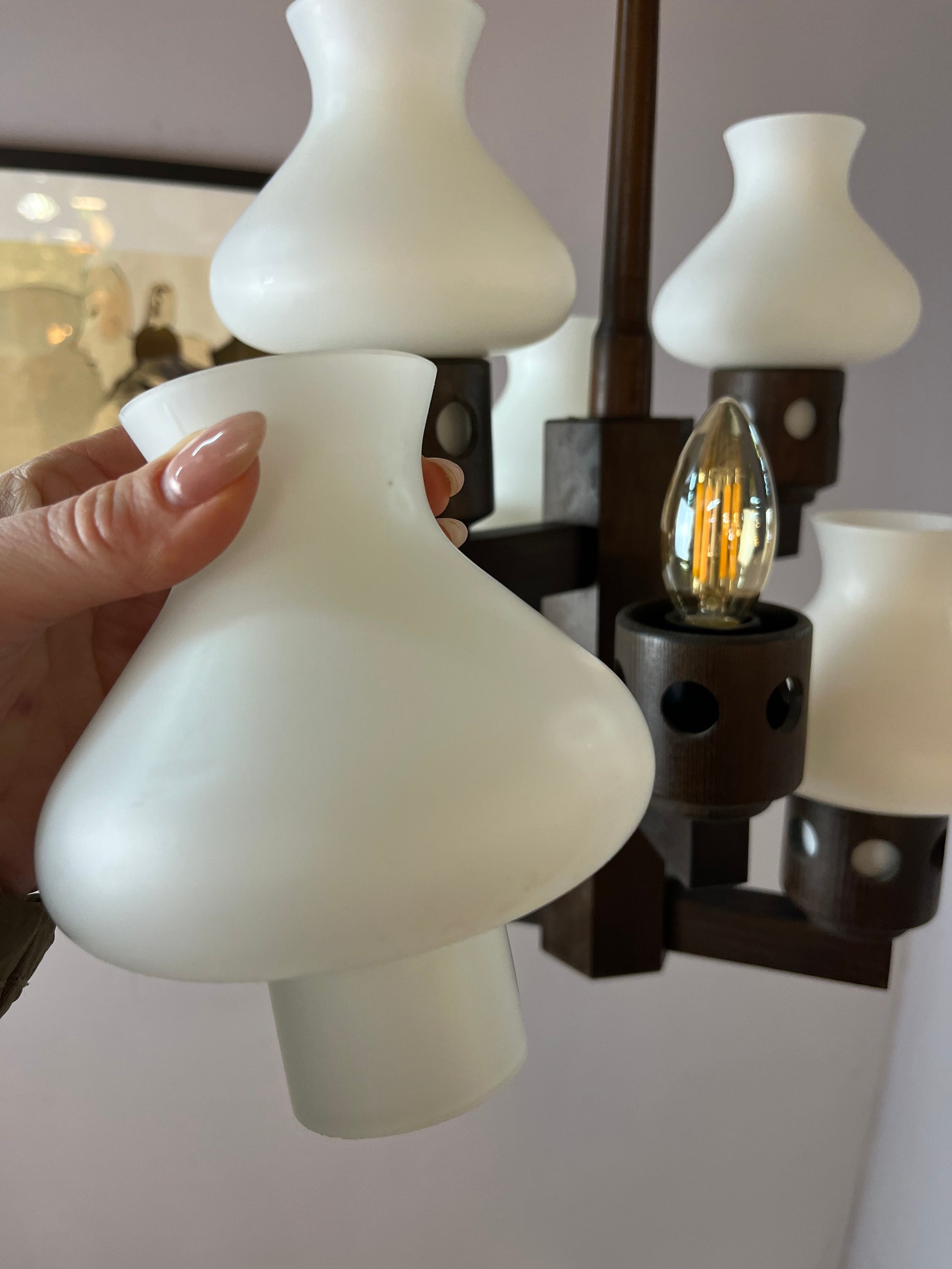 Kronleuchter dunkelbraun weiß Holz Opalglas von Vitrika