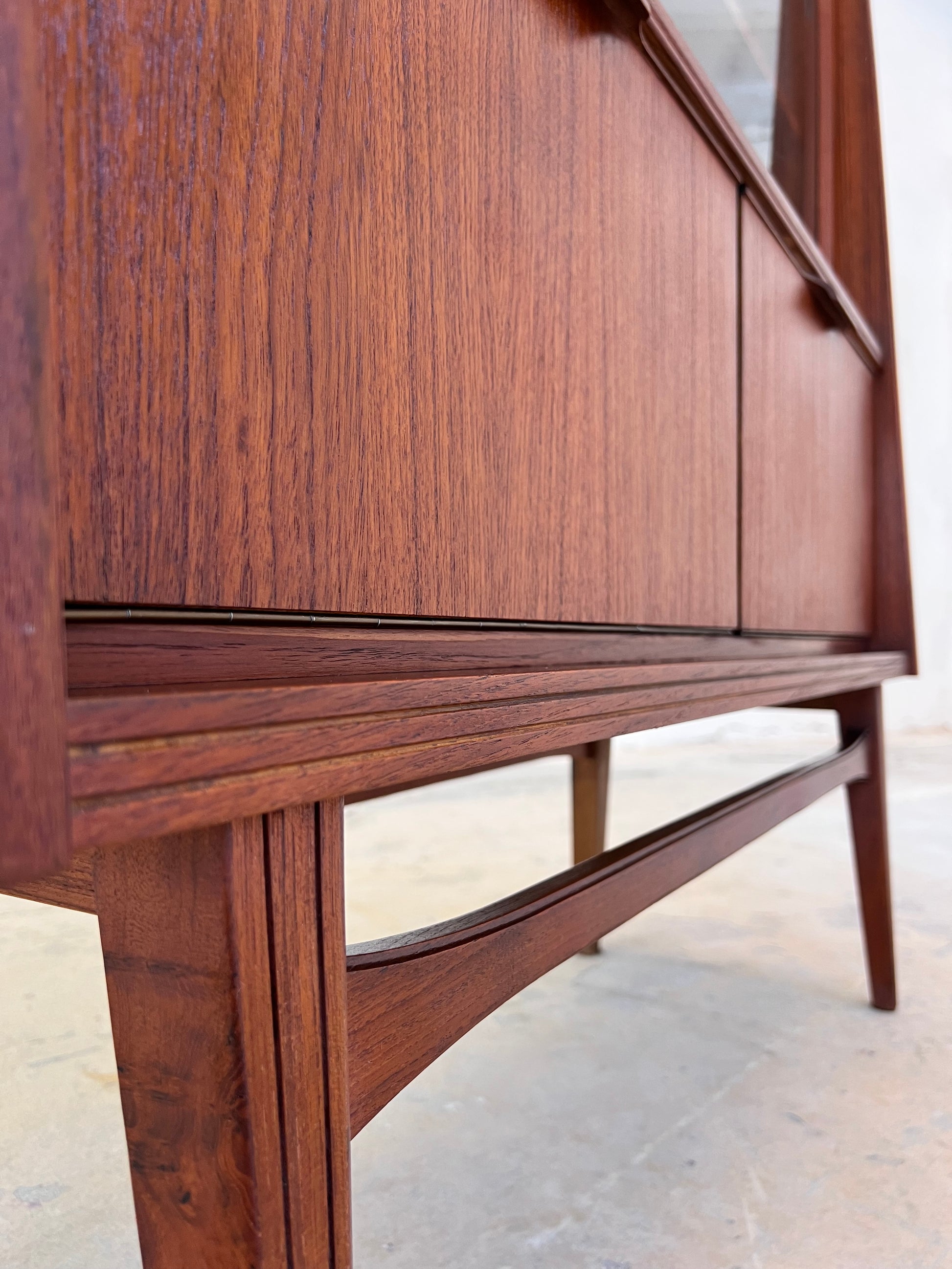 Vitrine Teak mit Klappfächern aus Deutschland