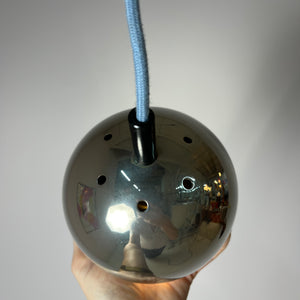 Kugellampe Chrom mit schwarzer Zugentlastung
