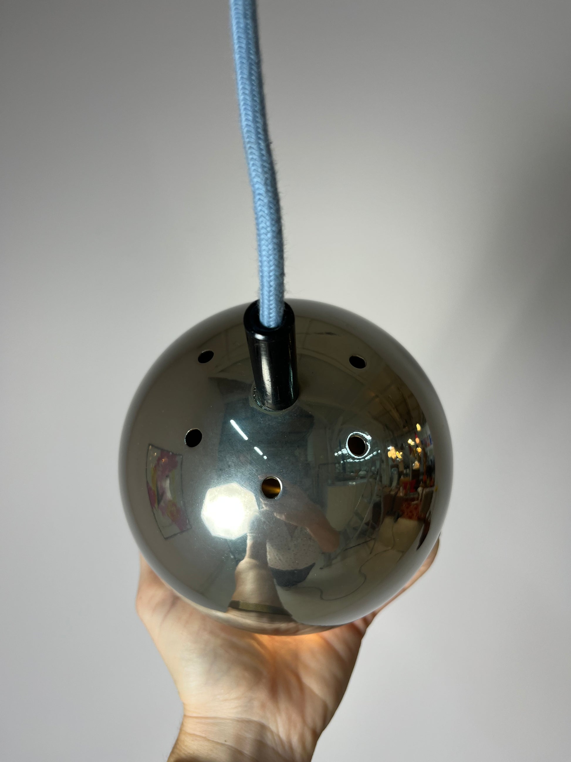 Kugellampe Chrom mit schwarzer Zugentlastung