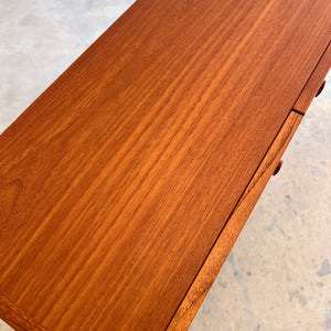 Vitrinenschrank Teak mit neuen Chromfüßen von H.W.Klein für Bramin