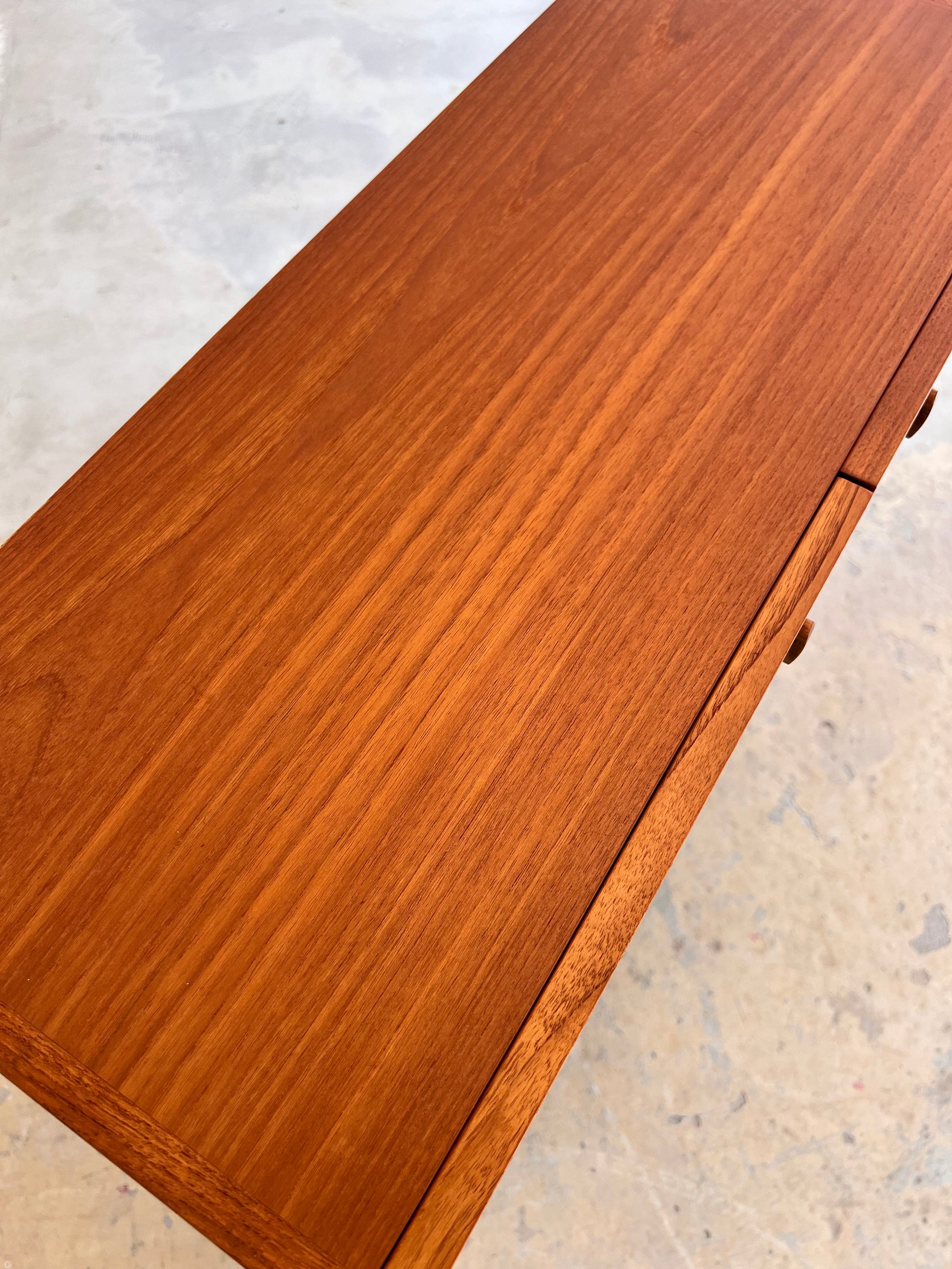 Vitrinenschrank Teak mit neuen Chromfüßen von H.W.Klein für Bramin