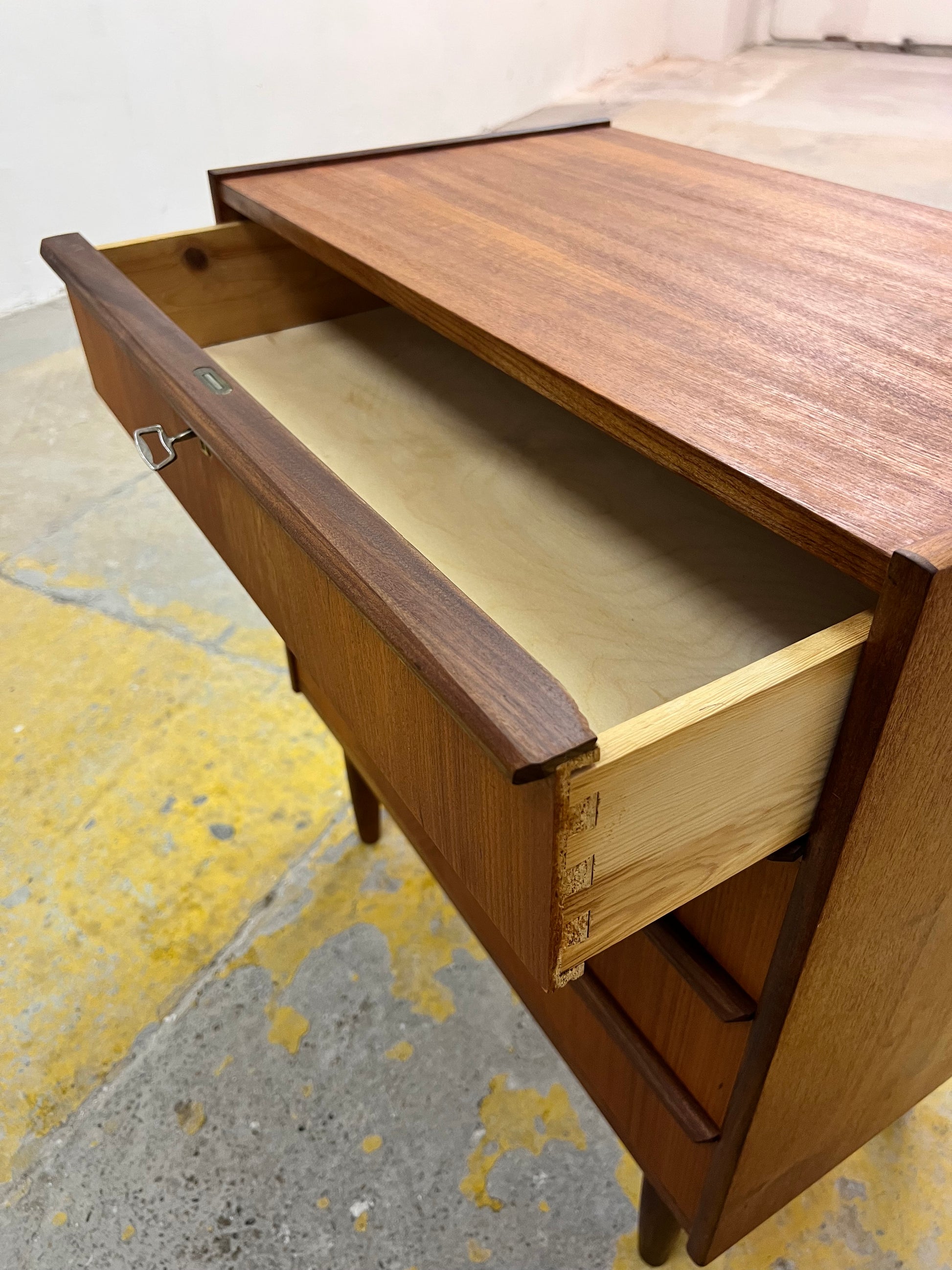 Kommode Nachtschrank Teak mit Schloss aus Dänemark