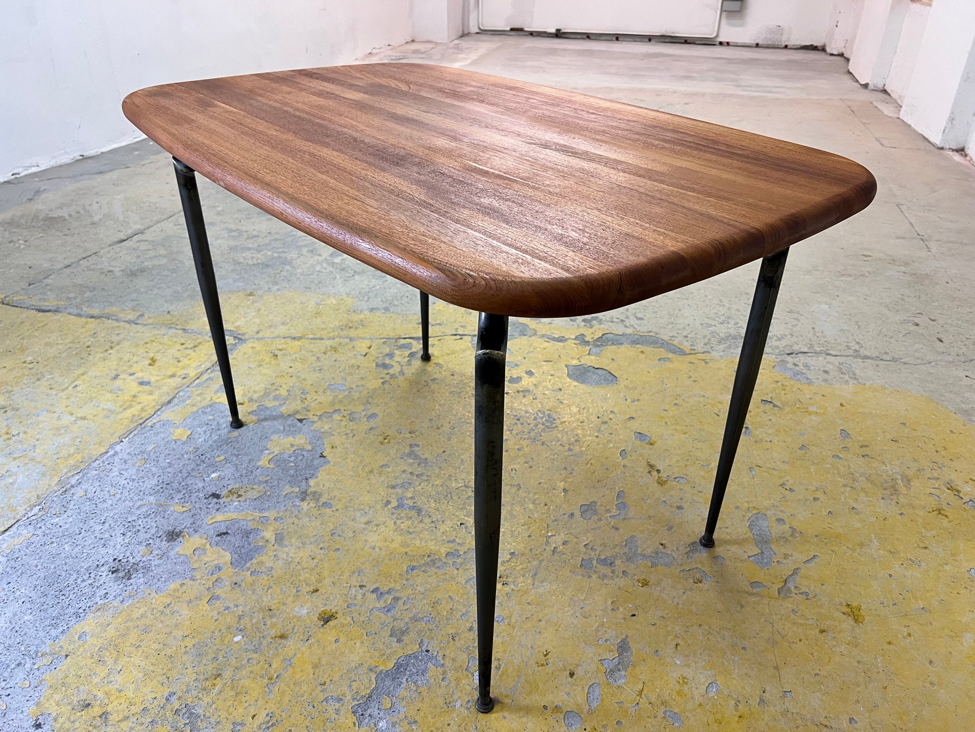 Esstisch Teak mit Metallbeinen