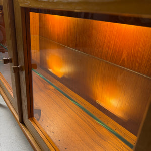 Kleine Vitrine mit Beleuchtung & neuen Chromfüßen von Dyrlund