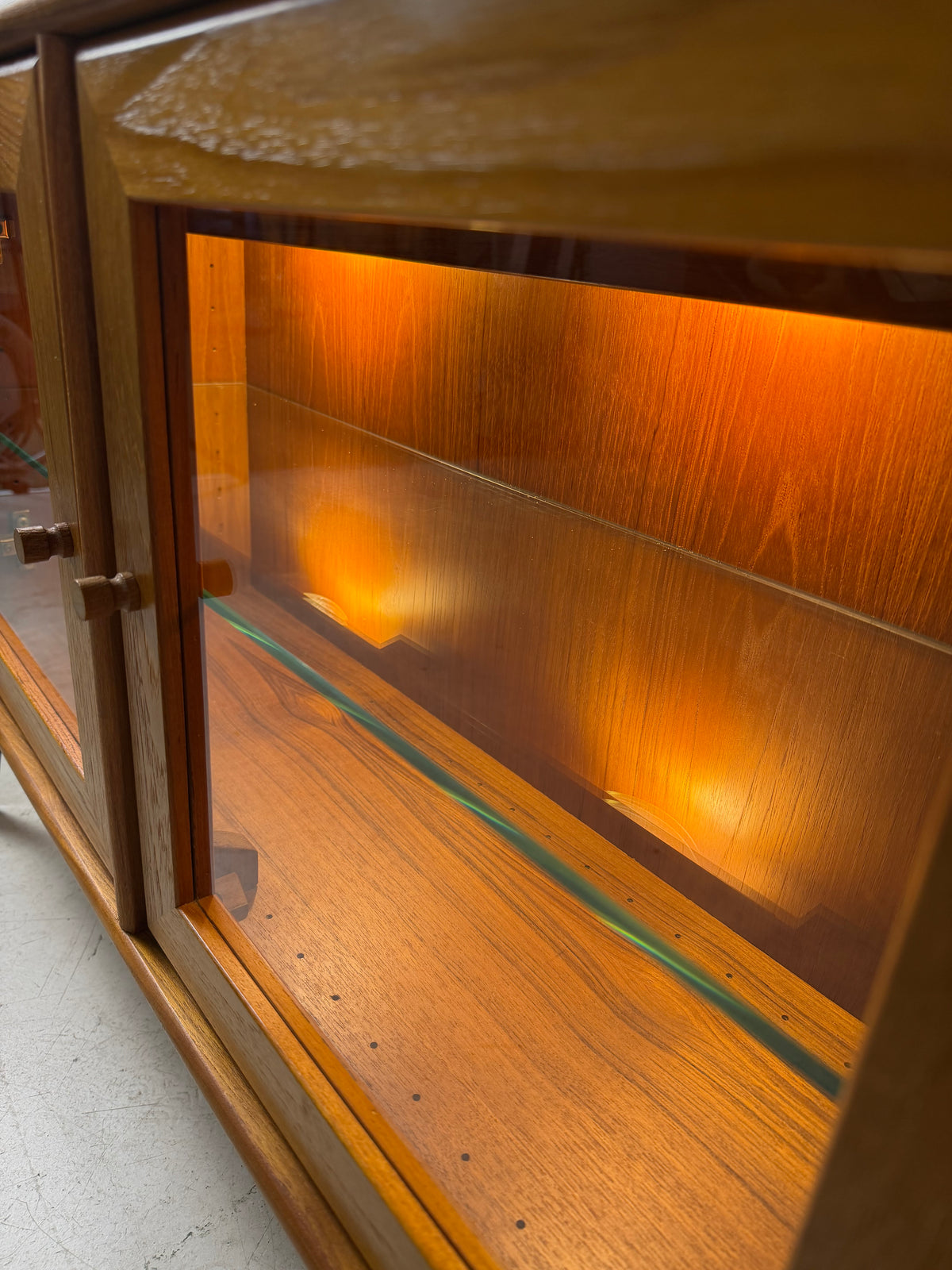 Kleine Vitrine mit Beleuchtung & neuen Chromfüßen von Dyrlund