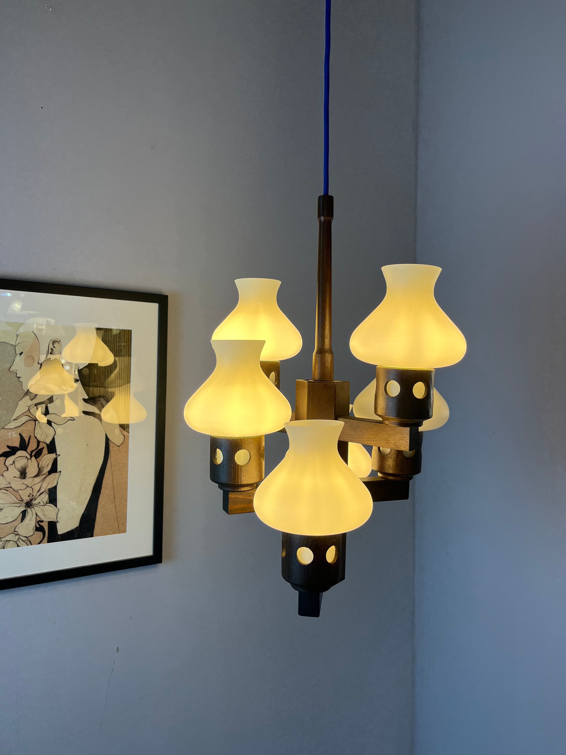 Kronleuchter dunkelbraun weiß Holz Opalglas von Vitrika