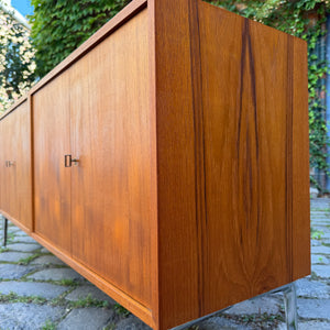 Sideboard Teak mit Flügeltüren & neuen Chromfüßen