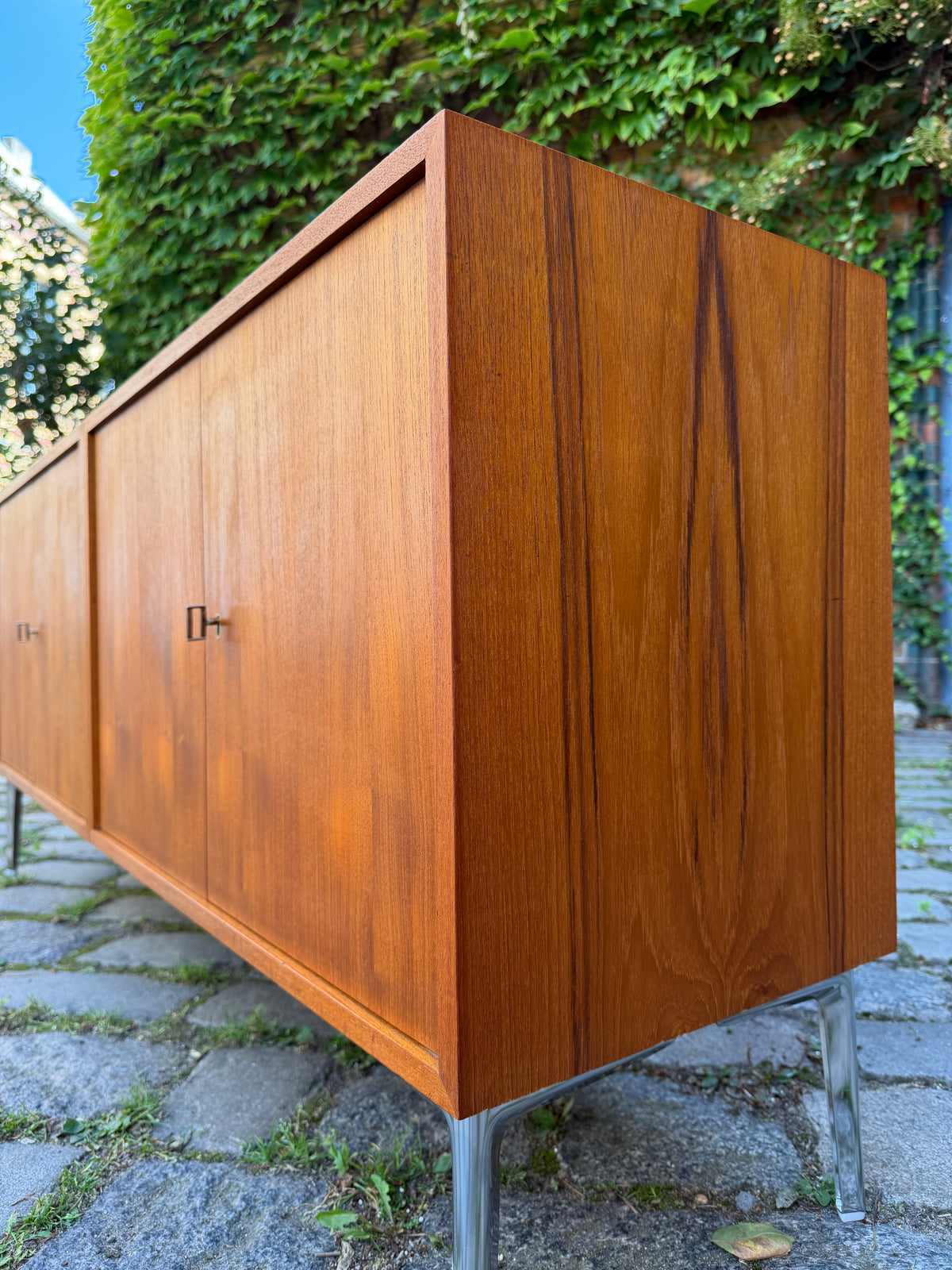 Sideboard Teak mit Flügeltüren & neuen Chromfüßen