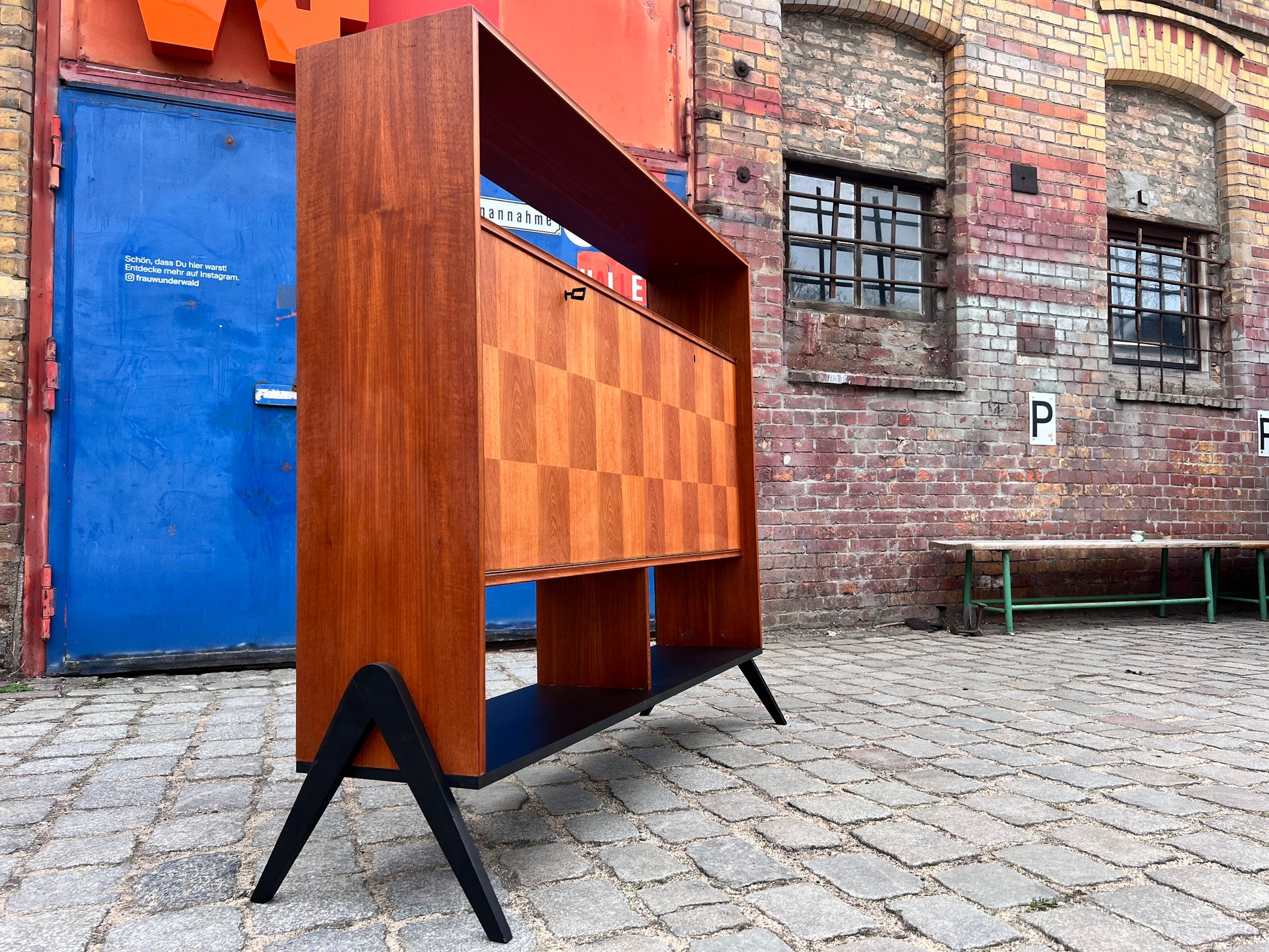 Regal Teak mit Minibar auf neuen Holzfüßen aus Dänemark