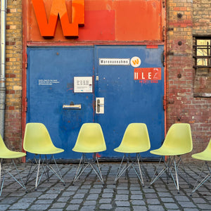 Plastic Side Chair DSR limettengrün Chrom von Ray & Charles Eames für Vitra