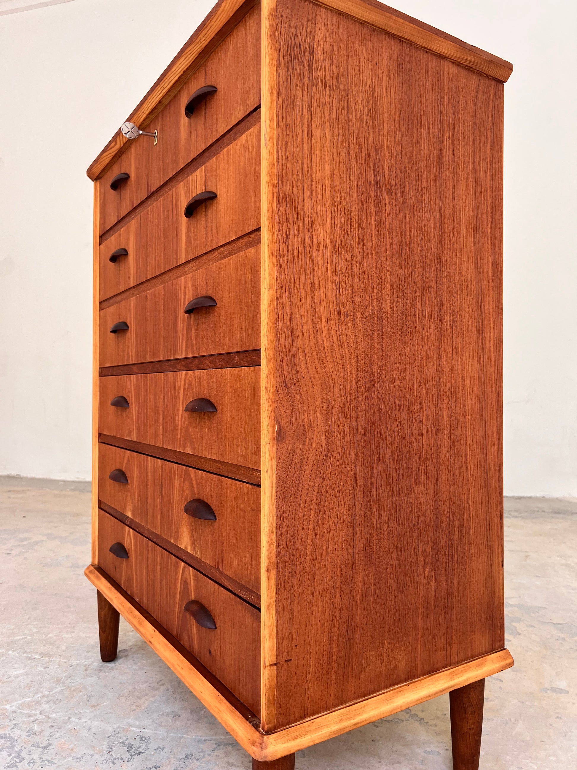 Kommode Teak mit Muschelgriffen & Schloss aus Dänemark