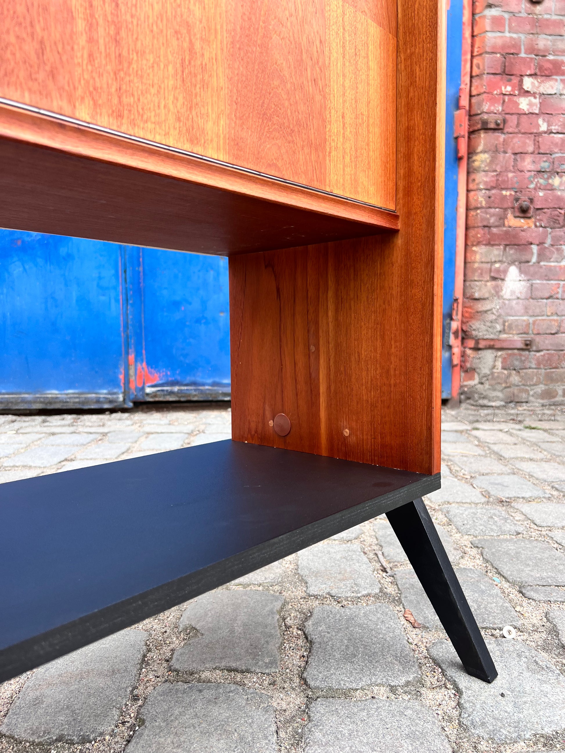 Regal Teak mit Minibar auf neuen Holzfüßen aus Dänemark