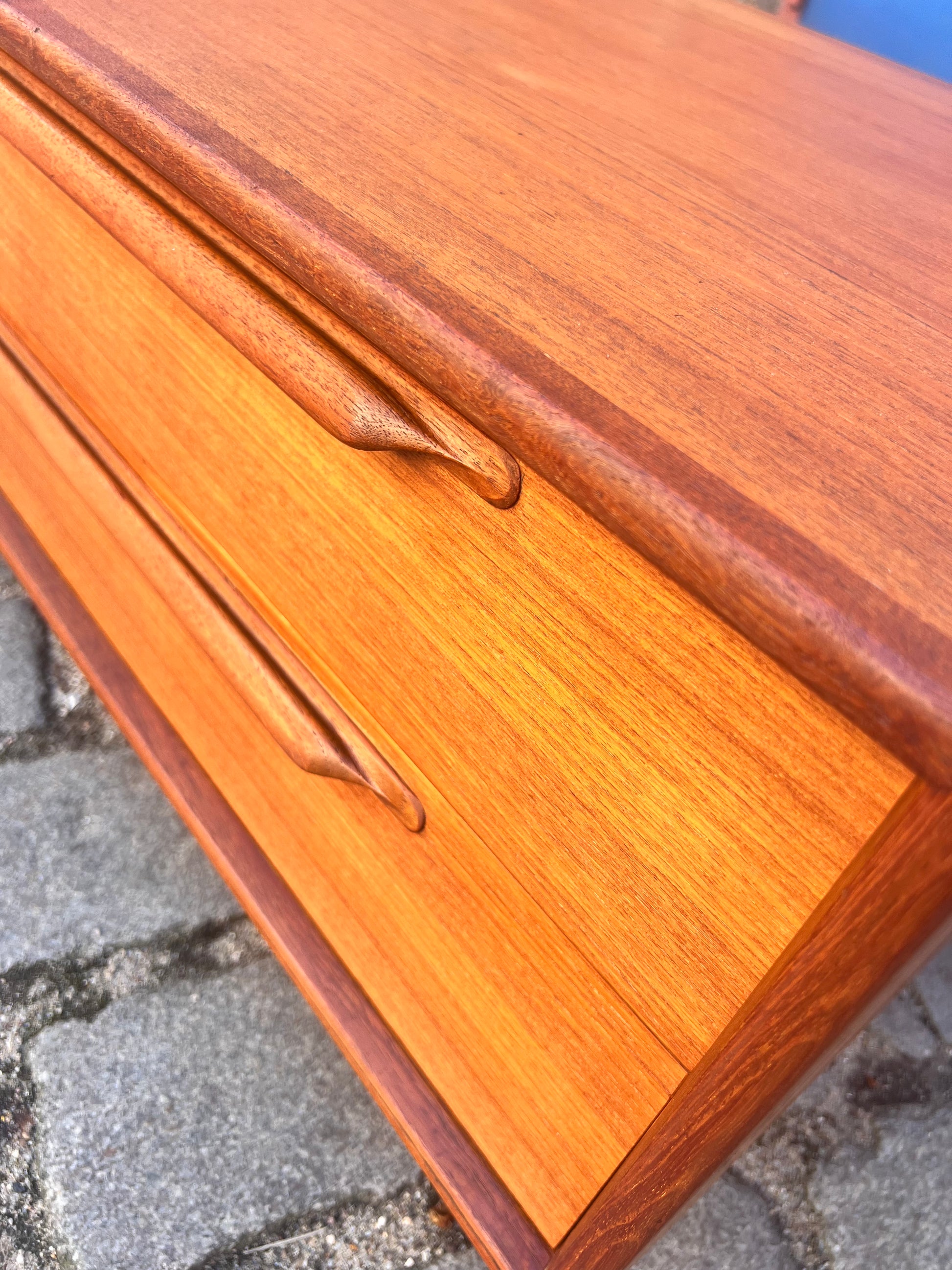 Lowboard Teak auf Hairpinlegs von rt Möbel